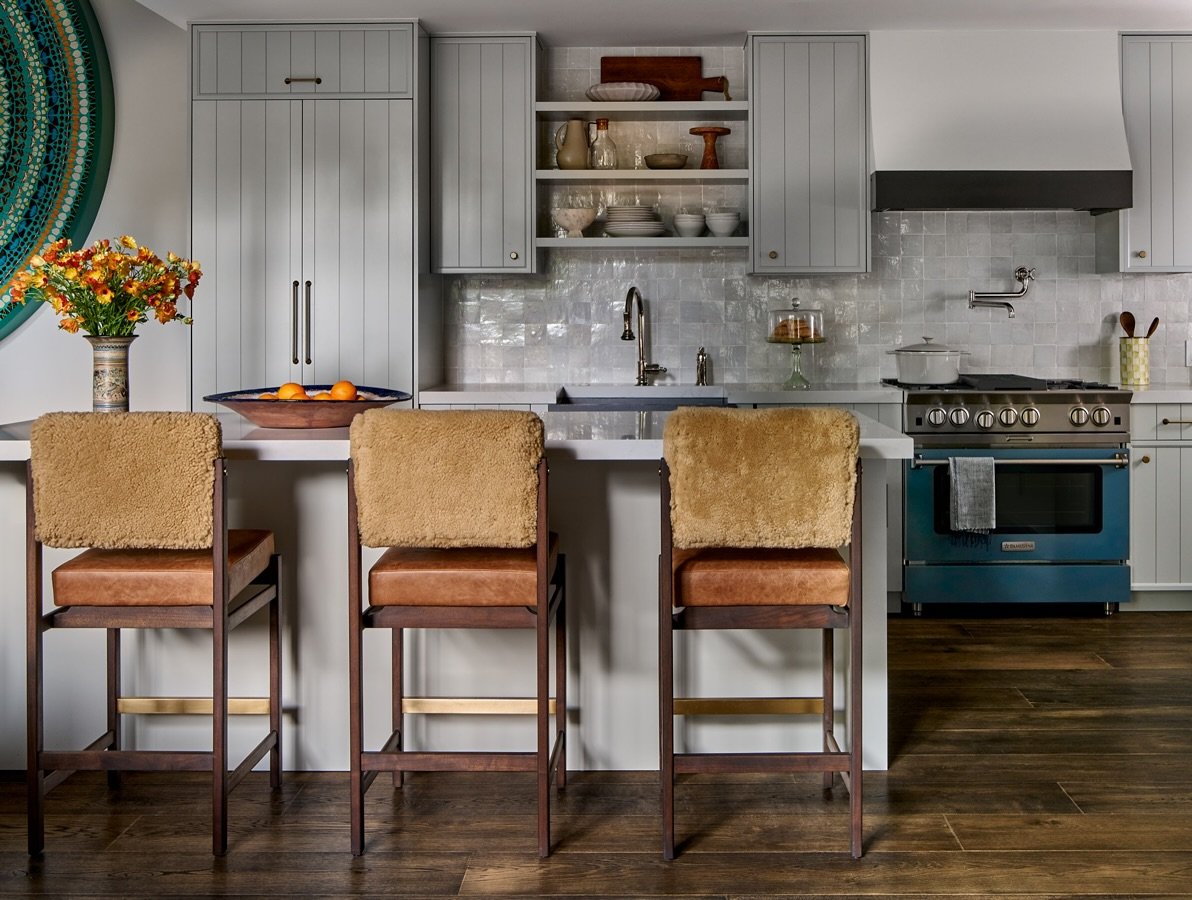 All eyes on the custom @thomashayesstudio counter stools in our #artfulchalet kitchen! We love the warmth they add to this space 🙌