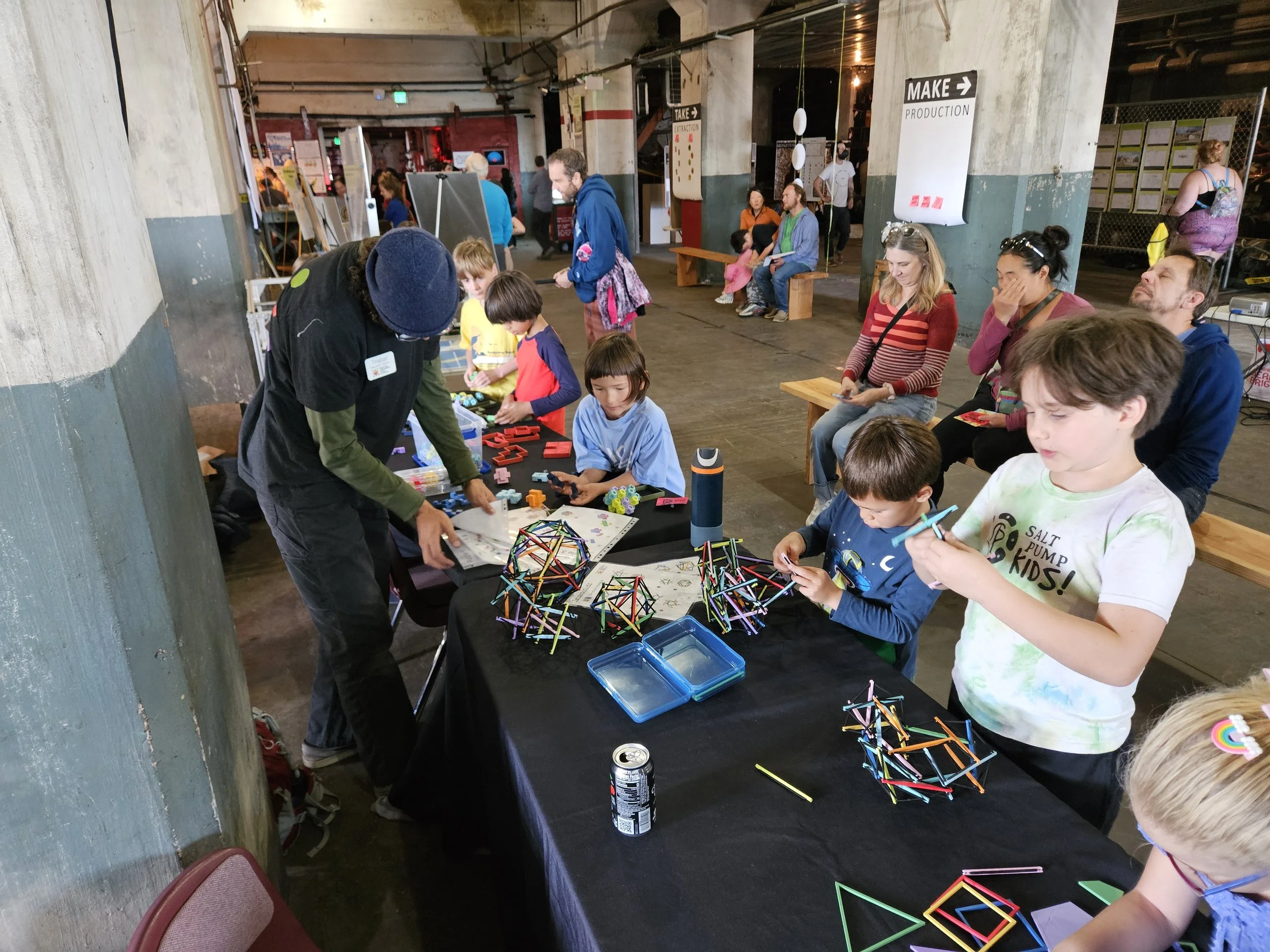 children play with tensegrity and octet building system
