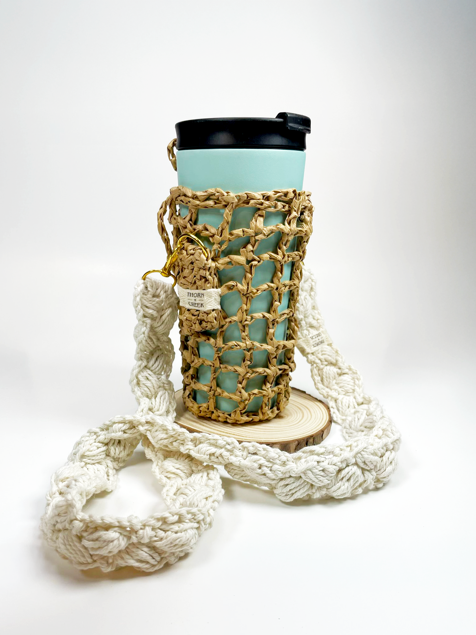 raffia_waterbottle_holder_medium_bottle_medium.png