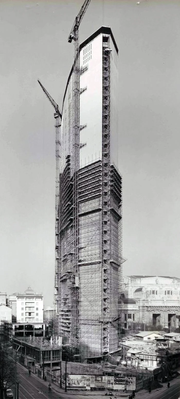 20195_645_costruzione_fototecnica_Publifoto_2-1959-e1588748470196-461x1024.jpg