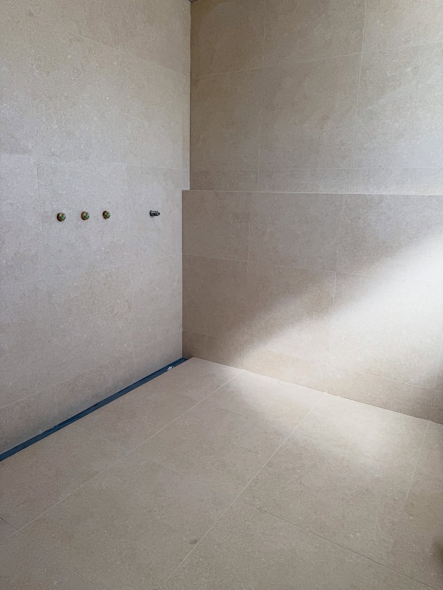 On site with our new Italian 600x600 Porcelain Colli Limestone Beige 🤎

CT8E6016