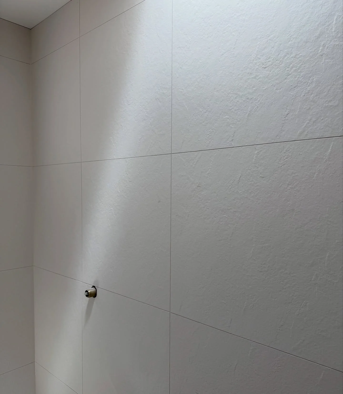 Creating texture with our All White Rockface 600x600 full bodied porcelain 🤍

Available in multiple formats 

CT6S7566/DEC