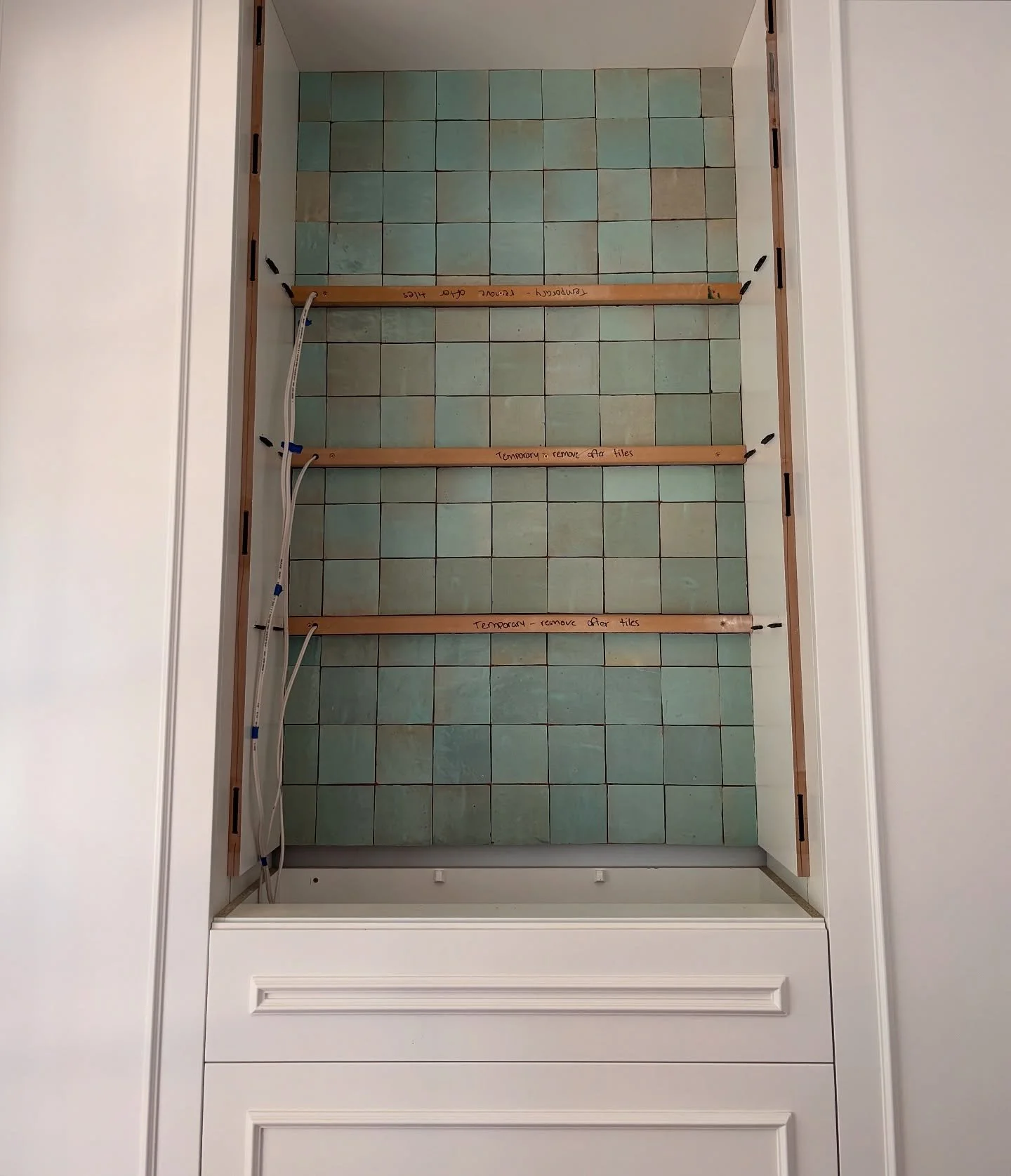 Handmade Moroccan Zellige in Sage 100x100 

CT1EZ1041/V