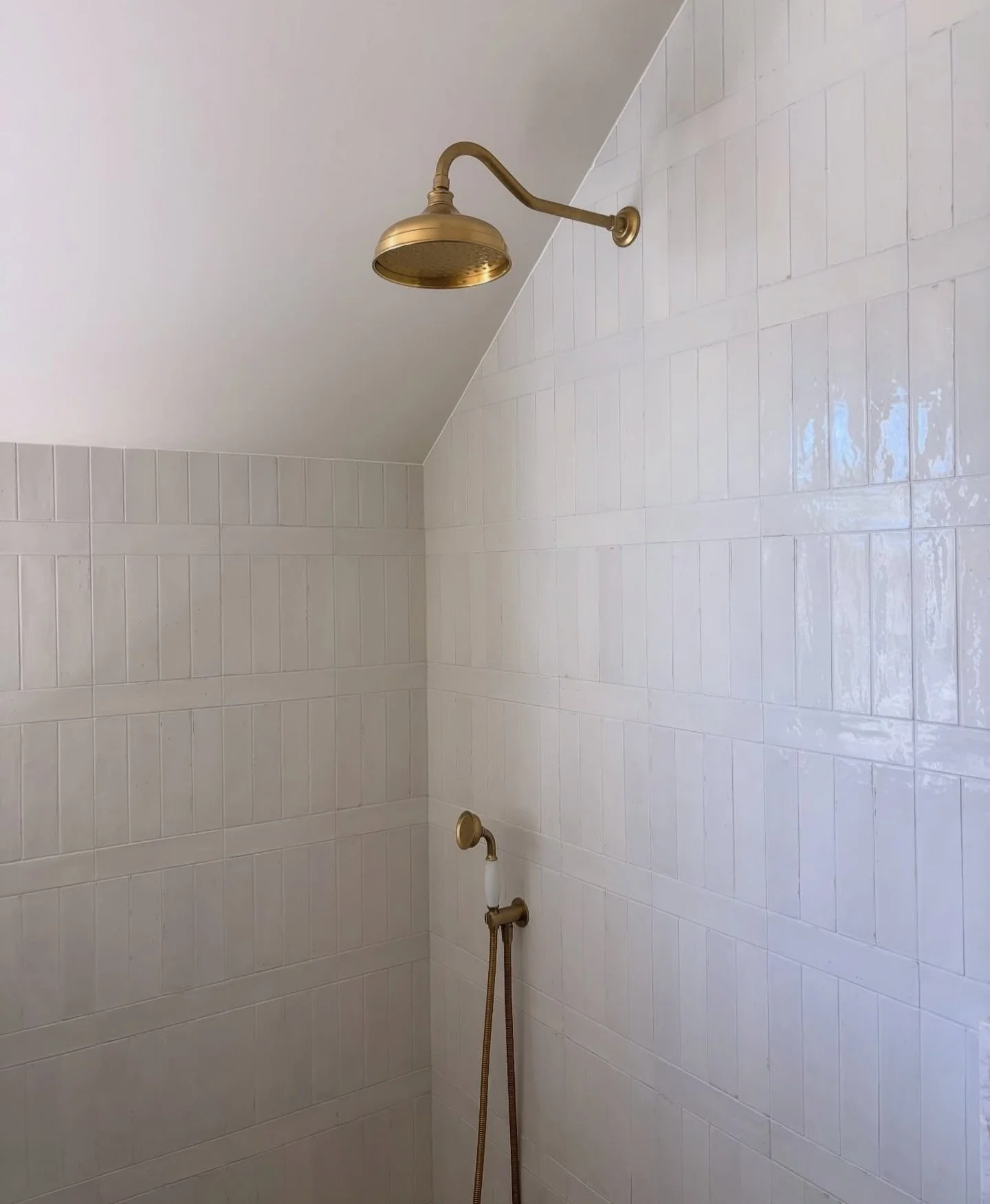 Our 240x60mm Bar White Gloss subway on site in Burradoo with @sophiejenkins_interiors @lifehomebuilders 🤍

CT1M806