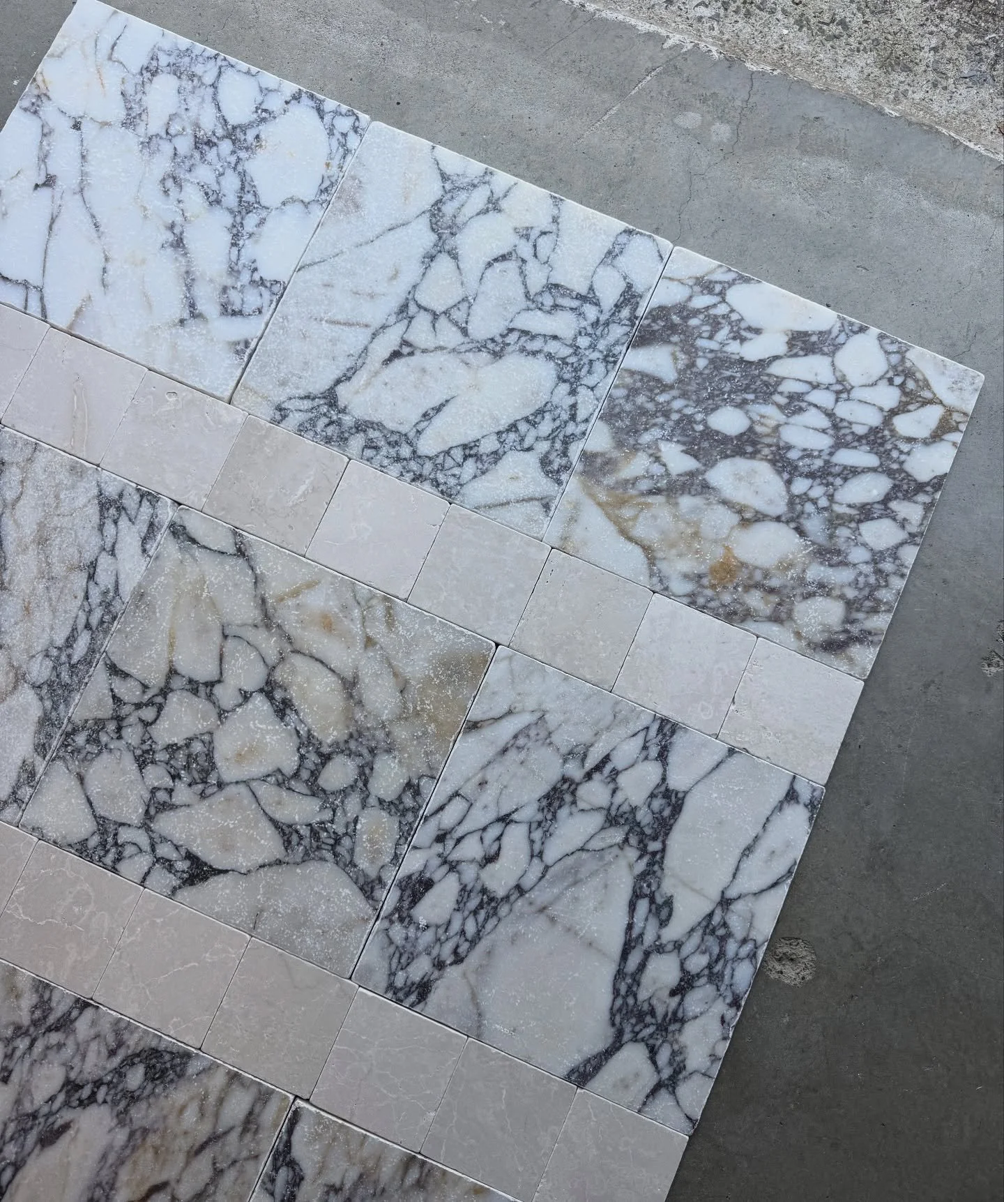 Tumbled Stone 🤍 

Our 305x305 Calacatta Viola and 100x100 Creama Limestone

ST1N8106/TMB - Calacatta Viola 
ST2V1311/TM - Creama Limestone