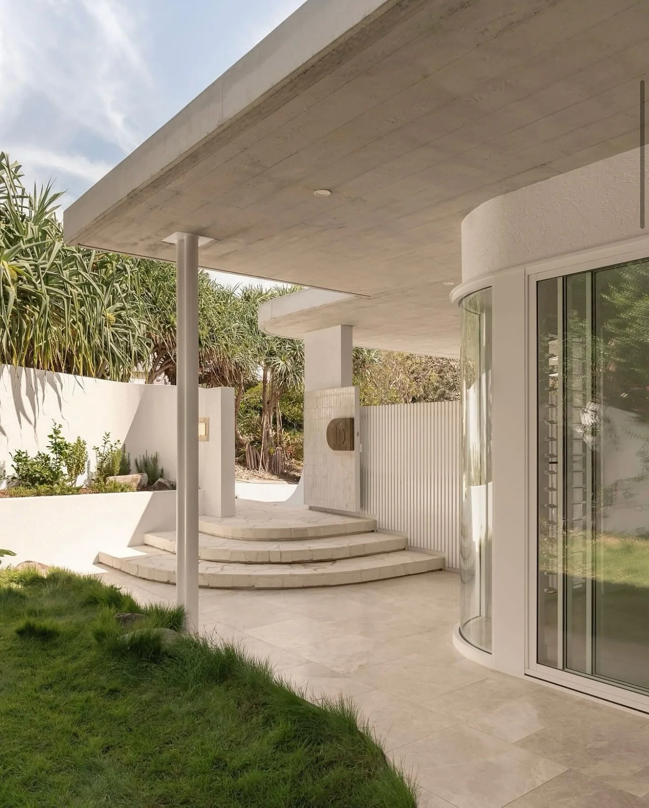 Our acid wash/brushed 610x610mm Botticino Marble flooring on site in Peregian Beach with @mcgarrybuilders_ @dennishillarchitect 

ST8A1306B

Photography @alynemedia
