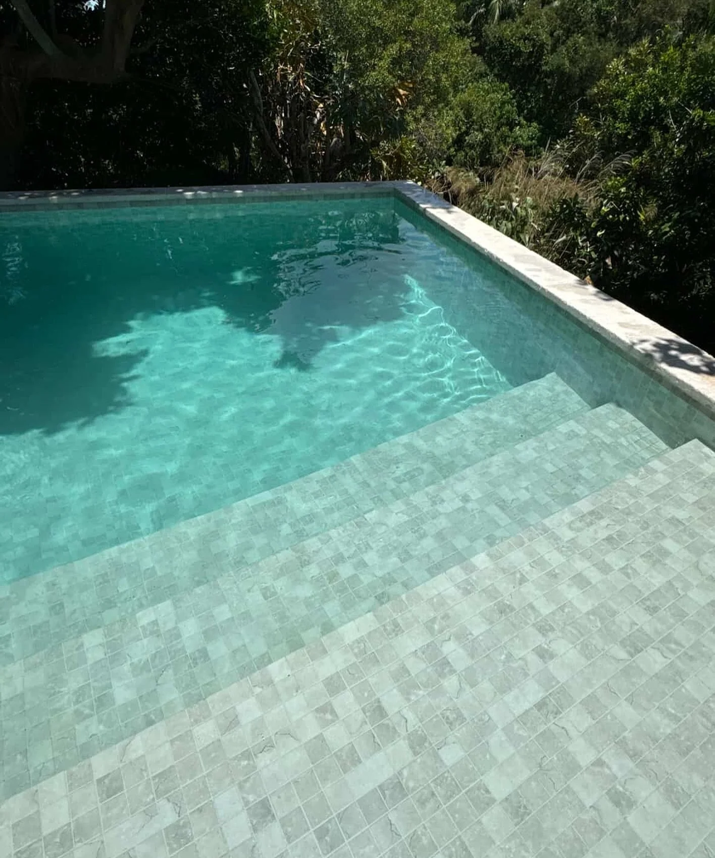 Our recycled glass 50x50 Soft Grey Mosaic 💦 

CTSC101/5