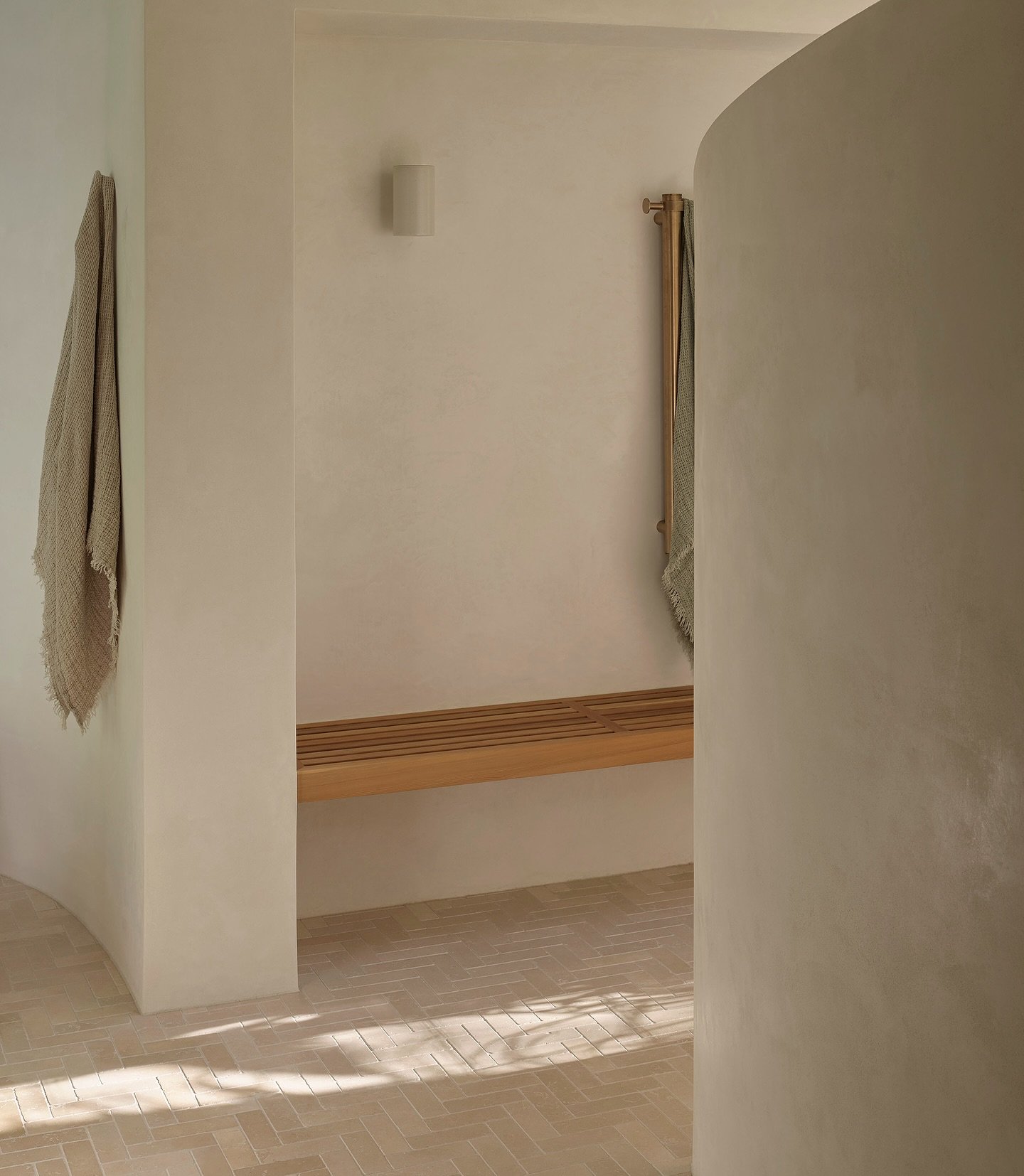 Our Tumbled Creama Limestone on site at The Lake House Project 🤍

Design: @renegade_design_studio 
Build: @dwsbuilding 
Photography: @toby_scott 
Tiling: @lagunabaytiling 

ST2V131/H
150x50mm sheeted herringbone mosaic