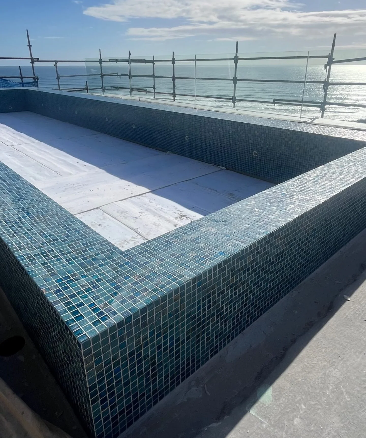 Our 20x20 Salice glass mosaic on site with @chriscloutdesign 

CTGMBM315/HM