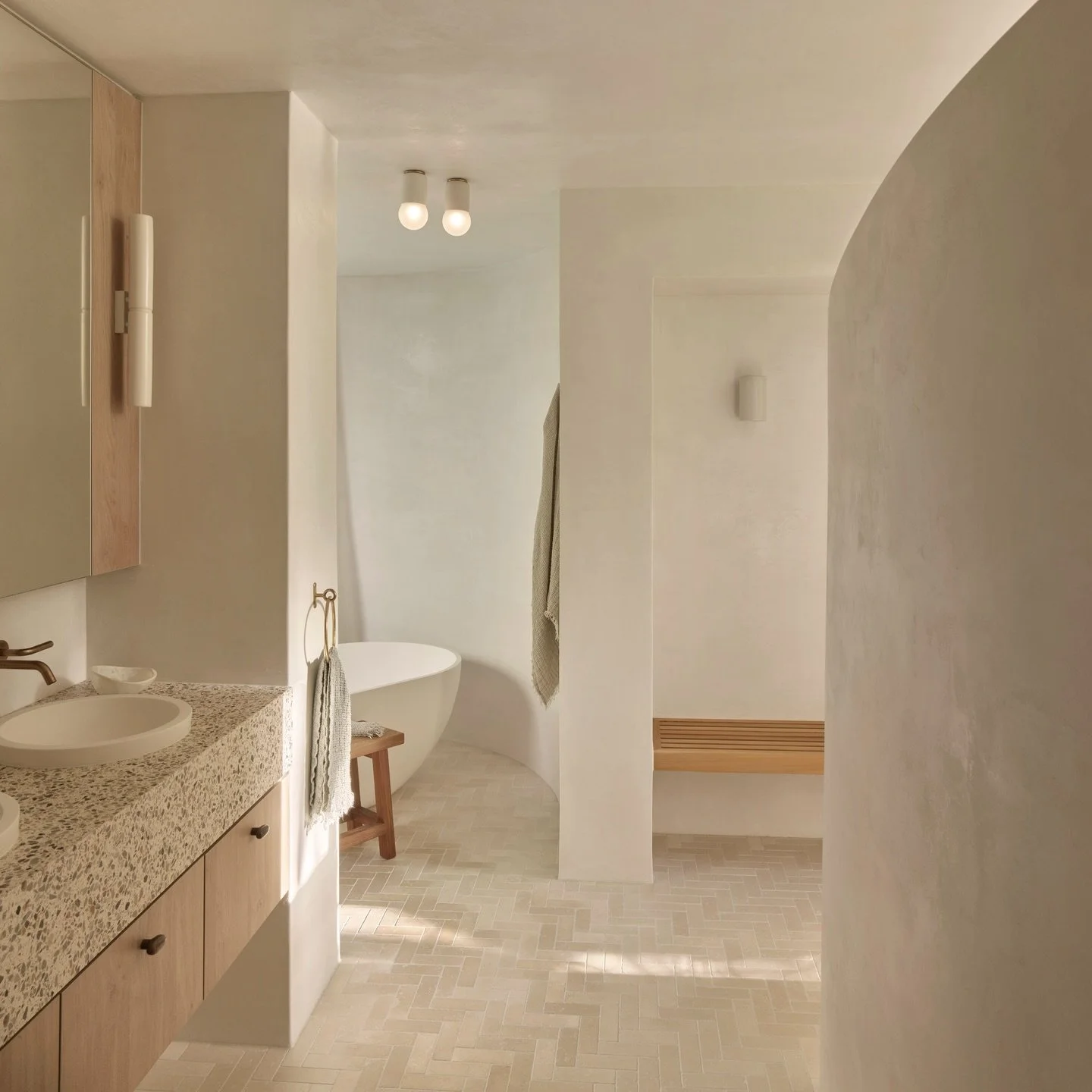 Our Tumbled Creama Limestone on site at the recent Lake House Project 🤍

Design: @renegade_design_studio 
Build: @dwsbuilding 
Photography: @toby_scott 
Tiling: @lagunabaytiling 

ST2V131/H
150x50mm sheeted herringbone mosaic