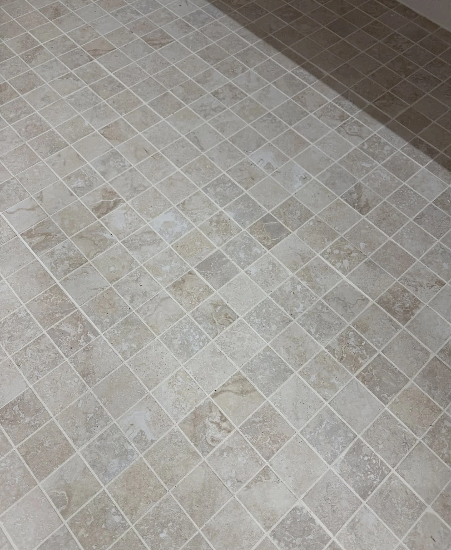 Our in/out porcelain Travertine Sand 48x48mm mosaic 🤎 

Also available in larger formats 600x600, 1200x600 and 995x995. 

CT6S8016/MOS