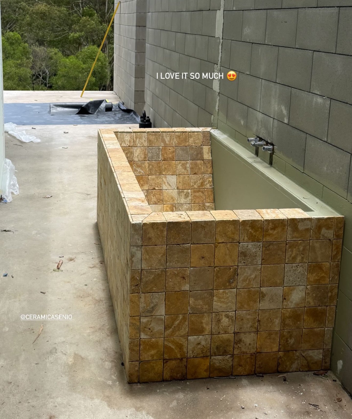 An outdoor bath oasis 🤎 

Our 100x100 Travertine Gold 
ST7O7038