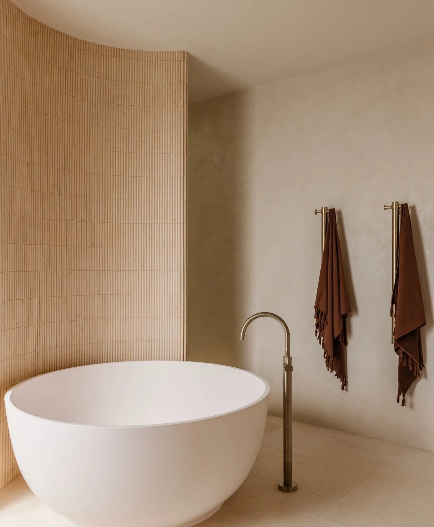 Our Limestone Mini Flute mosaic on site at Casa Luca 🤍

Developer - @poyzersawyer 
Design - @paulcloutdesign 
Interior Design - @honghenwood.design 
Photography - @creative.mediahouse 

ST2V130/FL/MINI