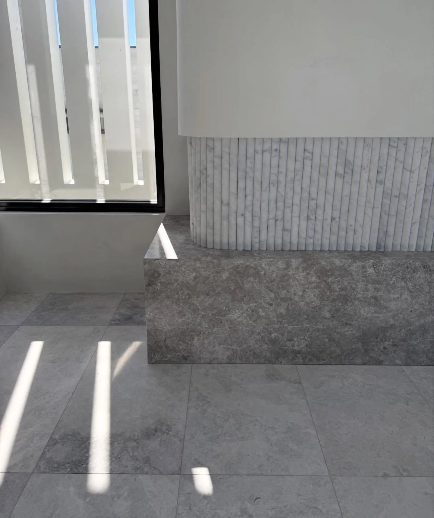 Our Carrara Marble flutes and sandblasted Tundra on site in Sunrise Beach 🩶