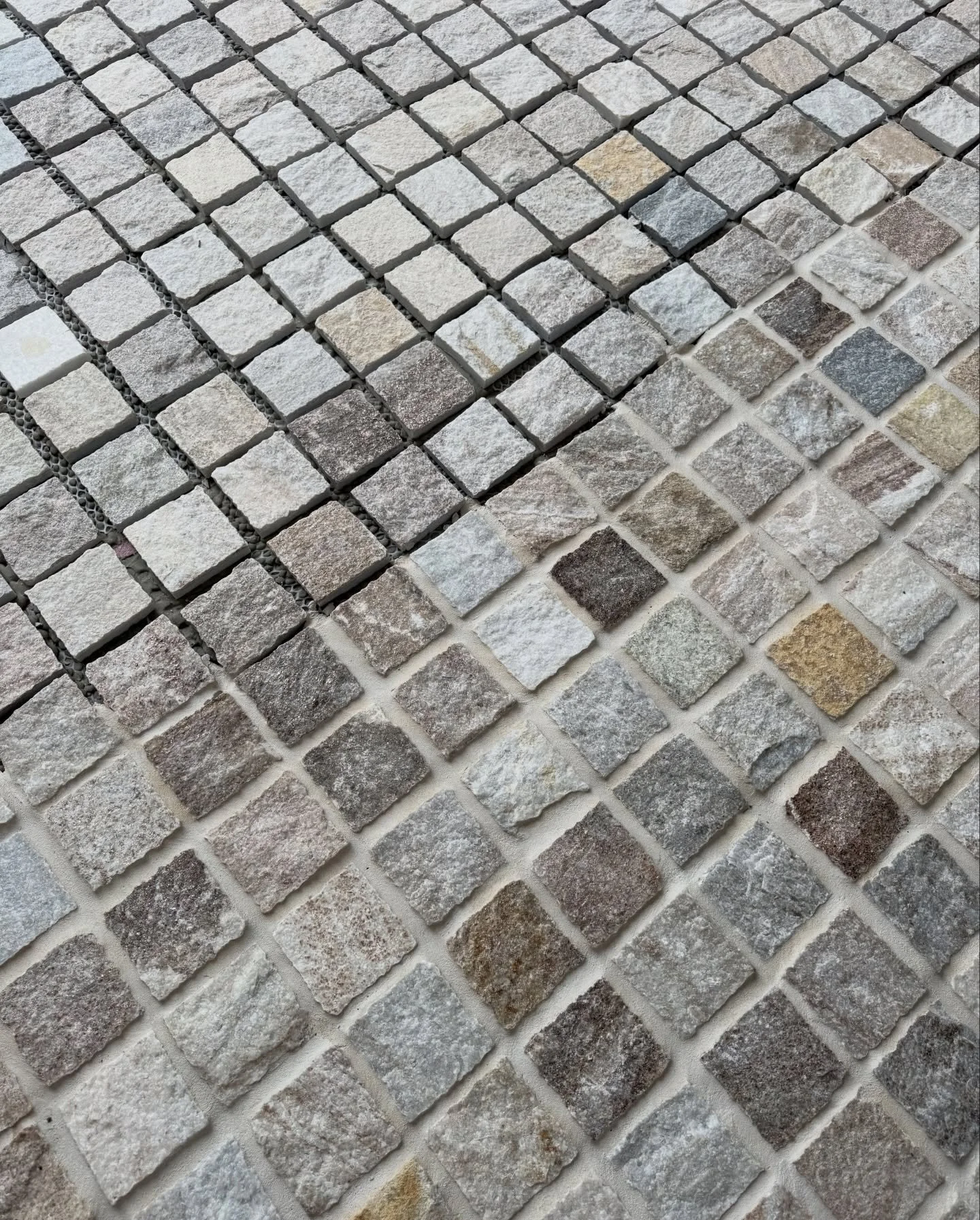 The difference grout can make. Our Gold &amp; Grey sheeted cobbles on site in Noosaville with @anna.gall.interiors 🤍

ST5S903/COB
