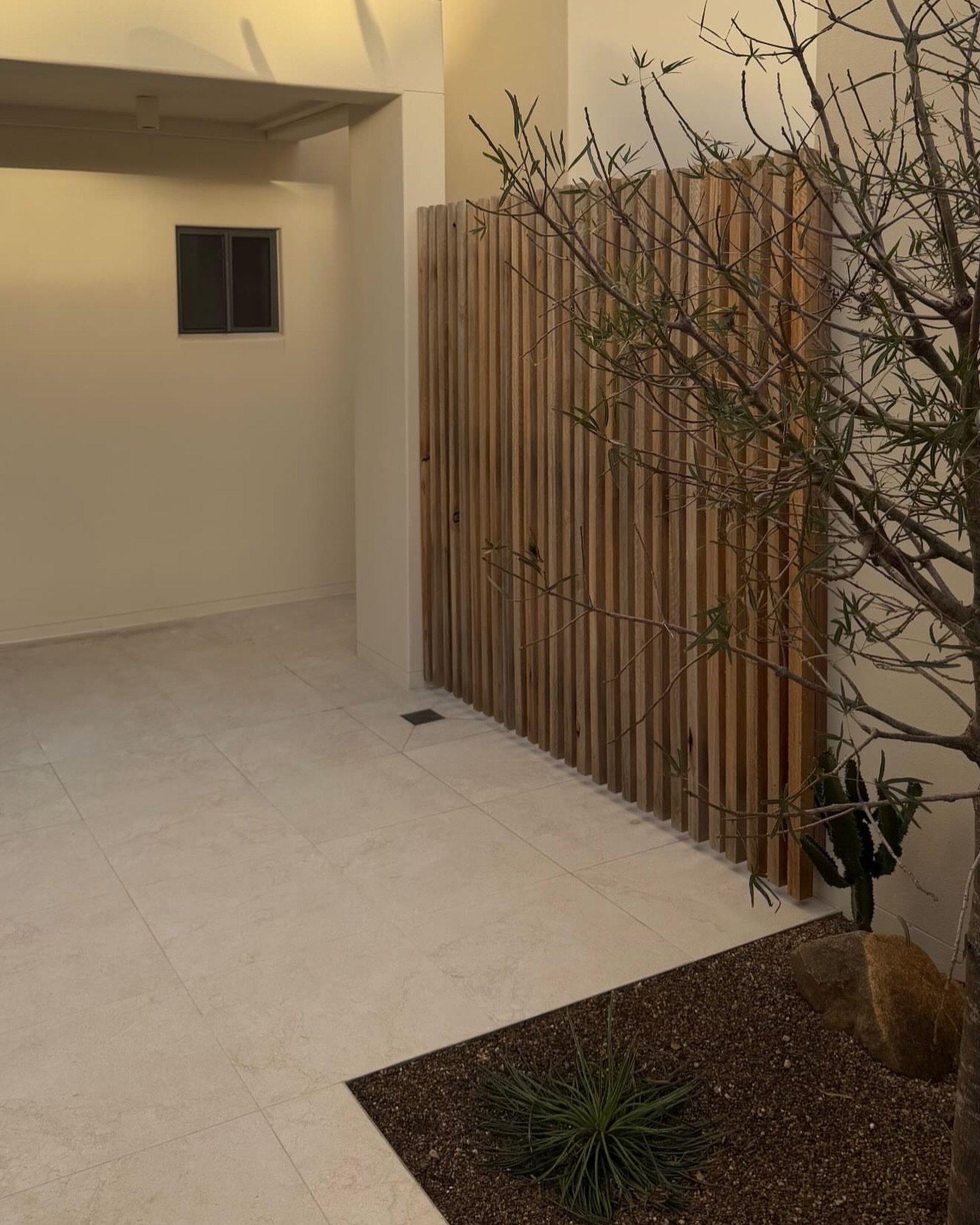 Our 600x600 Eden Linen external porcelain on site with @walt.construction 

CT3A96026/G