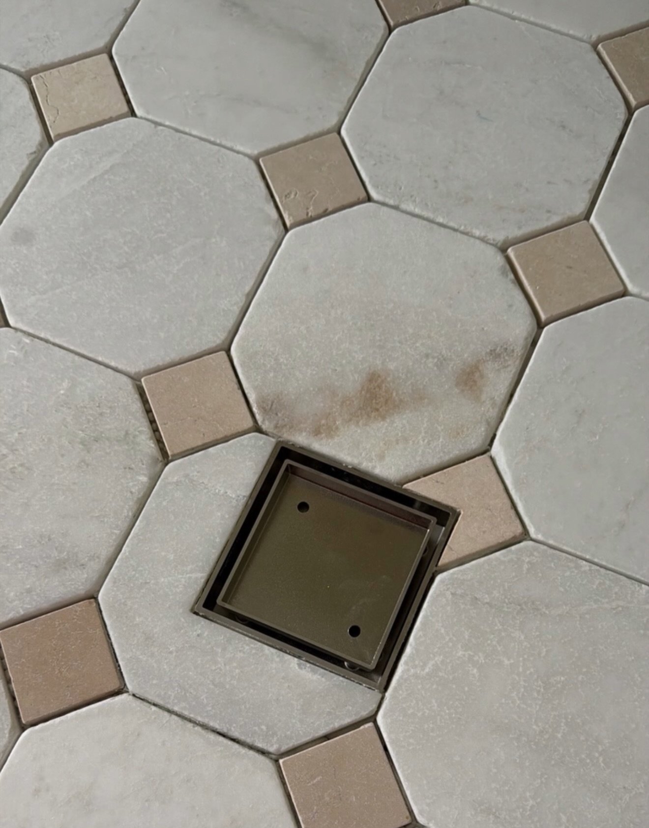 Our tumbled marble Cindy Octagon &amp; Crema dot on site with @jmfdesign @nomadbuiltau @coastline.tile.stone 

ST2V650/OCT1
