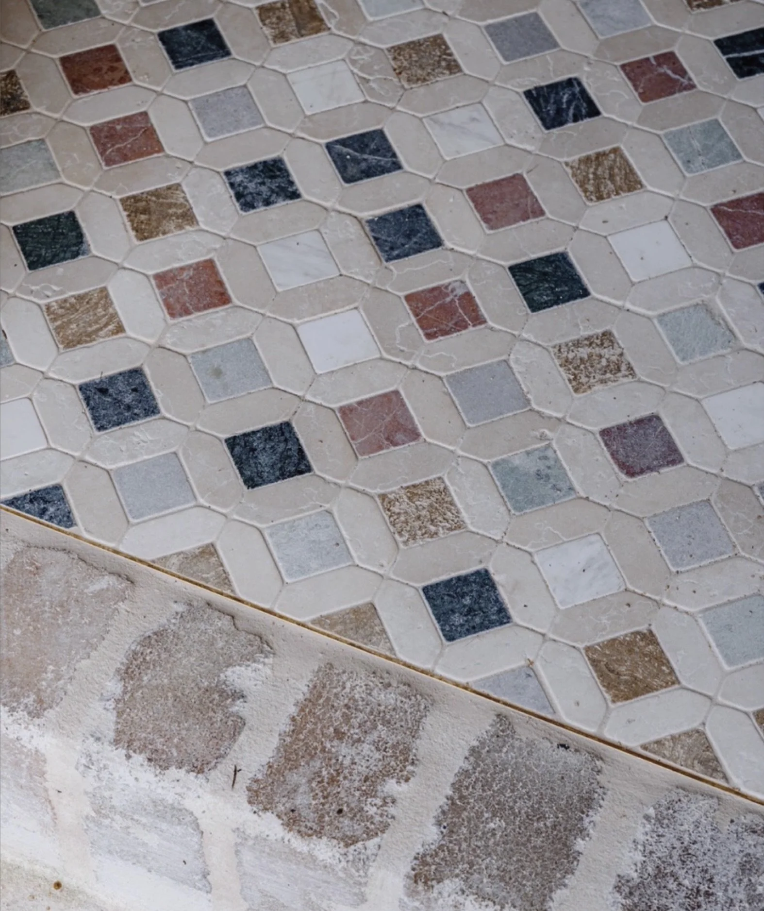 Our Fiesta mosaic on site with @sophiejenkins_interiors 🤍