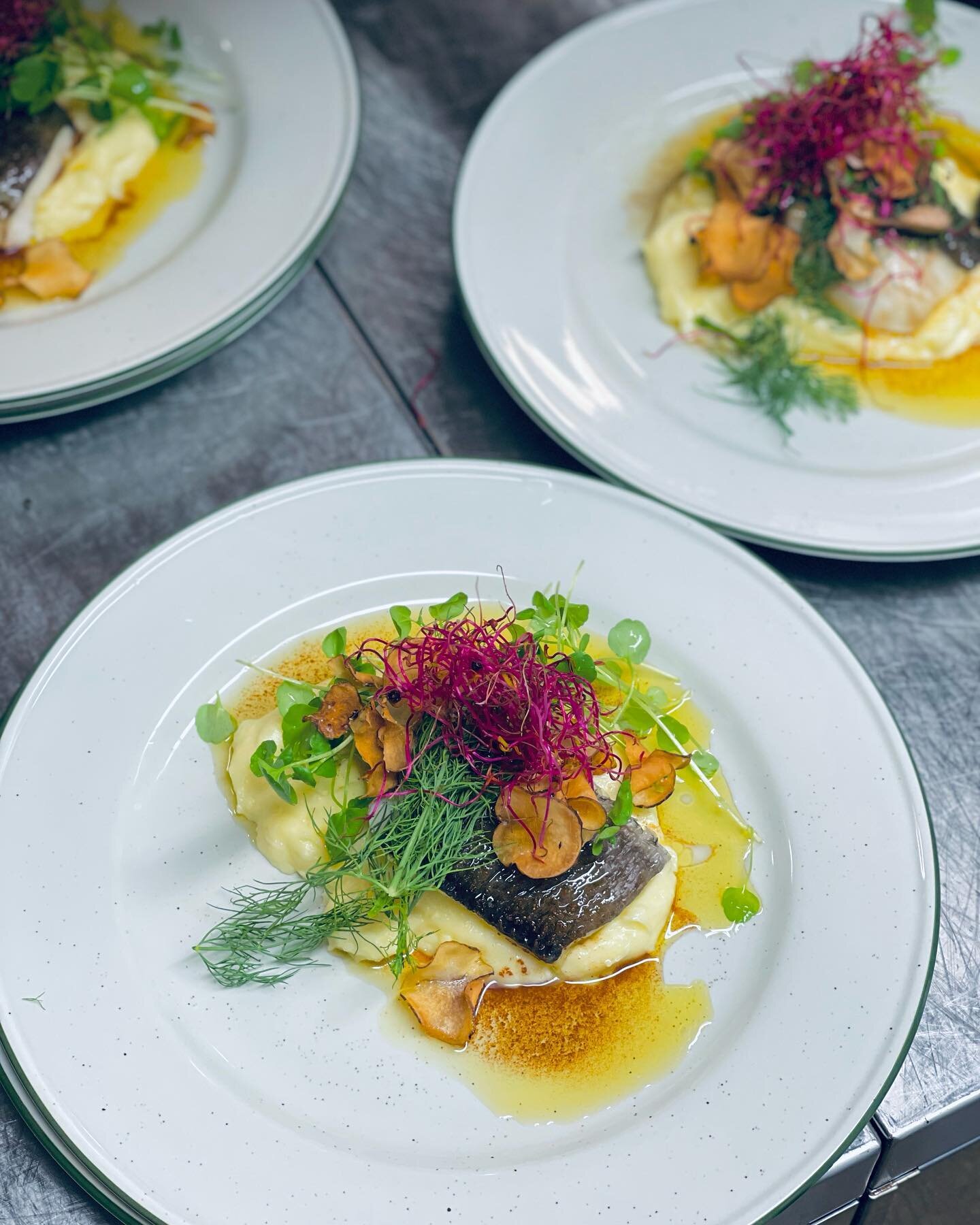 TORSKRYGG M. BRYNT SM&Ouml;R 🌿
Vi lurades n&auml;r vi sa att vi gjorde helg, h&auml;r &auml;r det full fart hela helgen med konferensg&auml;ster, f&ouml;delsedagskalas och busslunch. Ikv&auml;ll serverades torskrygg, en klassiker man inte kan f&arin