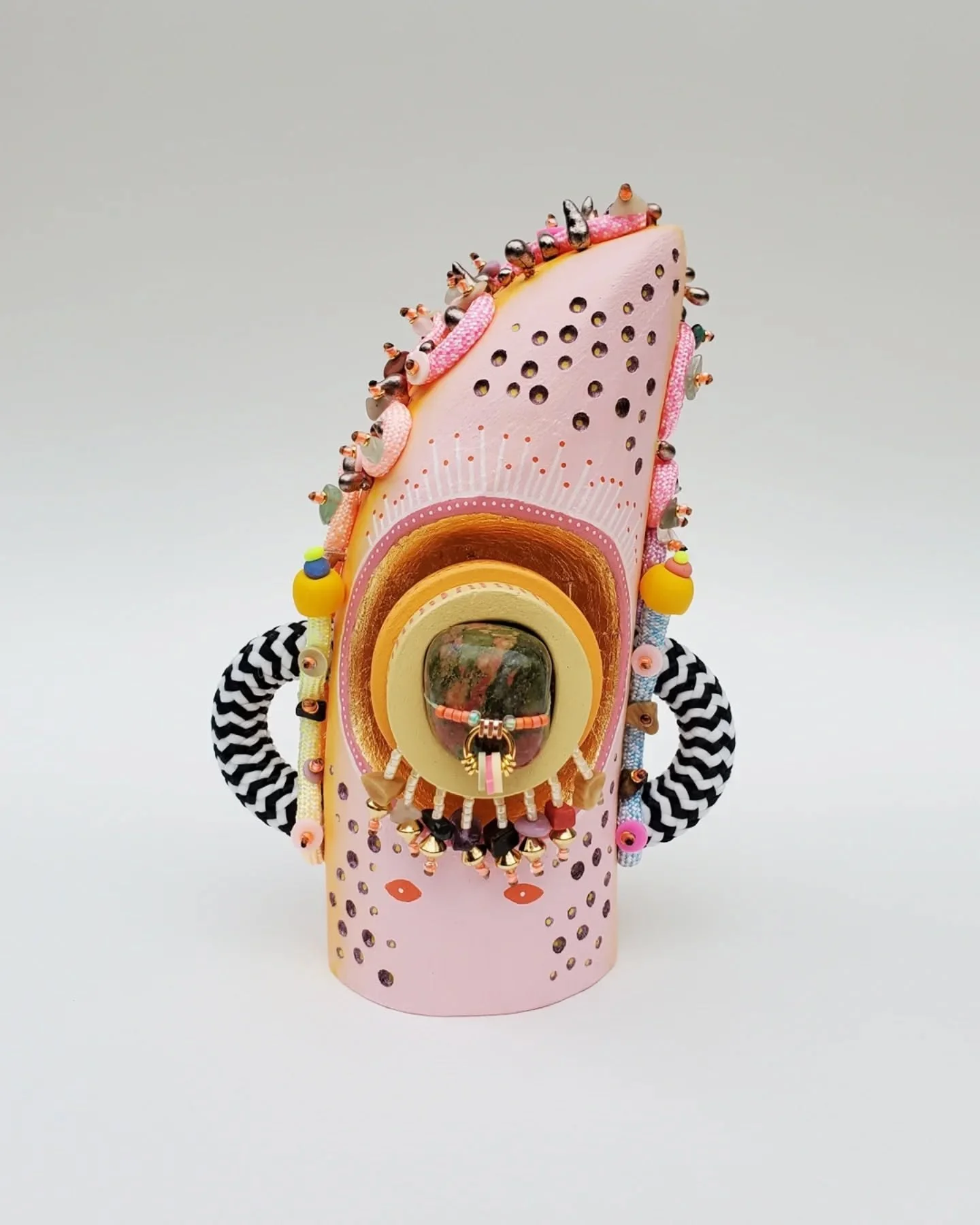 Mini Totem n&deg;9 🌸
Bois, pierre d'unakite, feuilles dor&eacute;es, baguettes de cuivre fondues, perles, &eacute;l&eacute;ments plaqu&eacute; or, cordes, assortiment de petites pierres, argile polym&egrave;re, peinture et feutres acryliques. 14 cm 