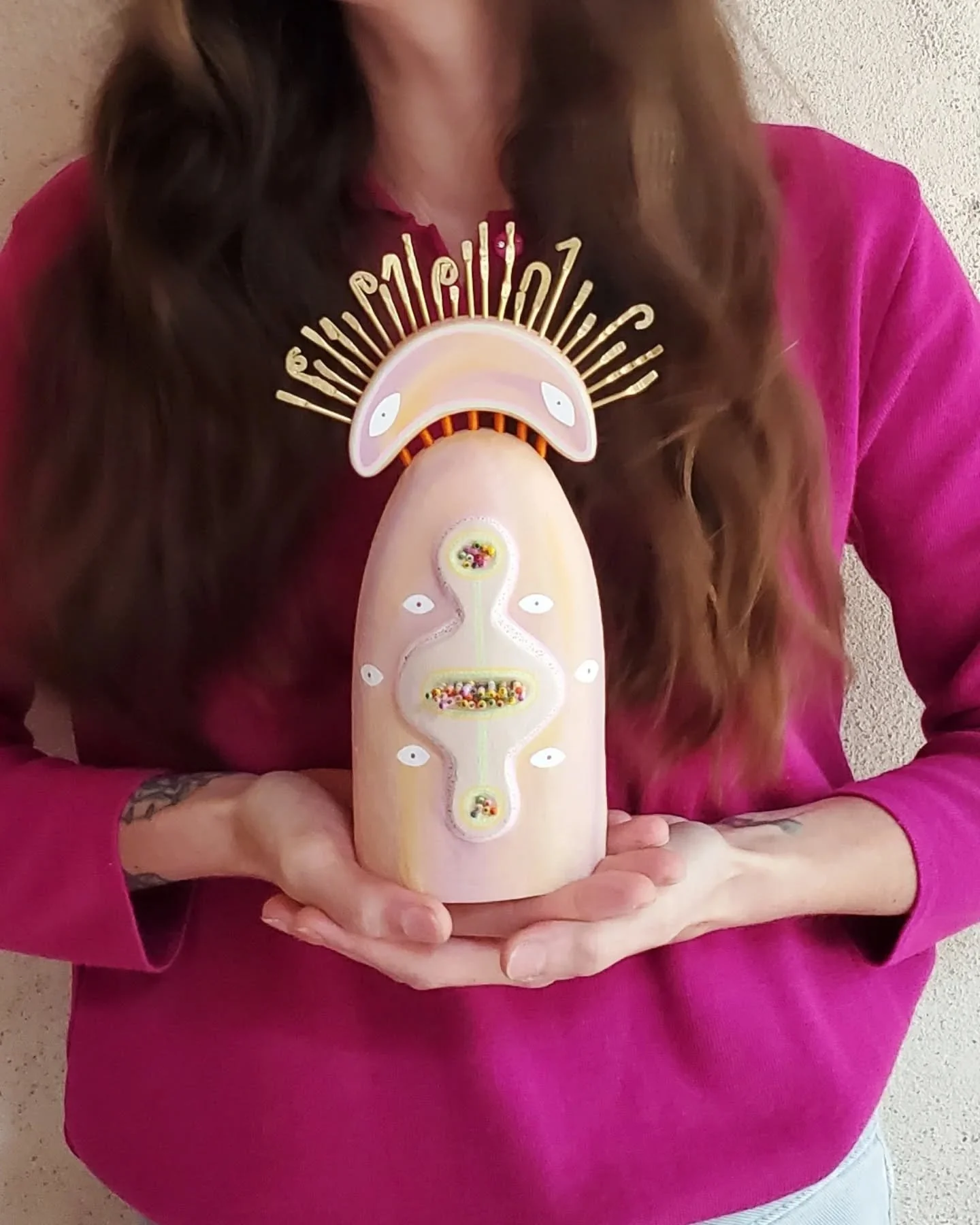 Totem n&deg;10 🌟
Bois de fr&ecirc;ne, laiton, cordes et fil de nylon, perles de rocaille, peinture &amp; feutres acryliques.
23 cm de haut, 9 cm de large.