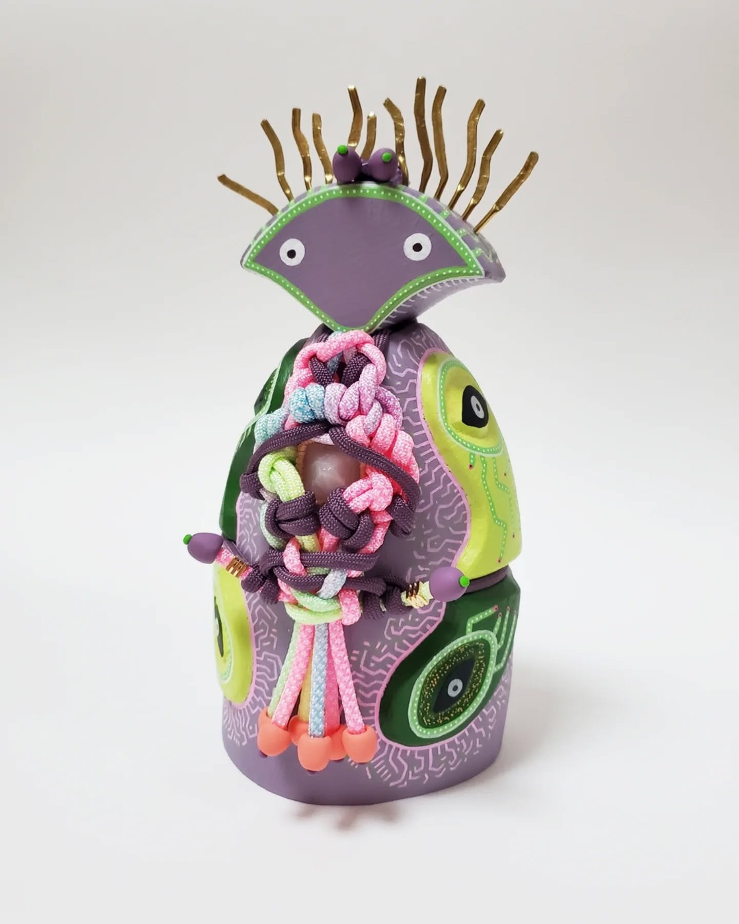 Totem n&deg;12 - La Gardienne des Serpents 🐍 - s&eacute;rie D&eacute;it&eacute;s.
Bois de fr&ecirc;ne, quartz rose, laiton, cordes, argile polym&egrave;re, acrylique. 21x9 cm.

#woodsculpture #abstractart #woodart