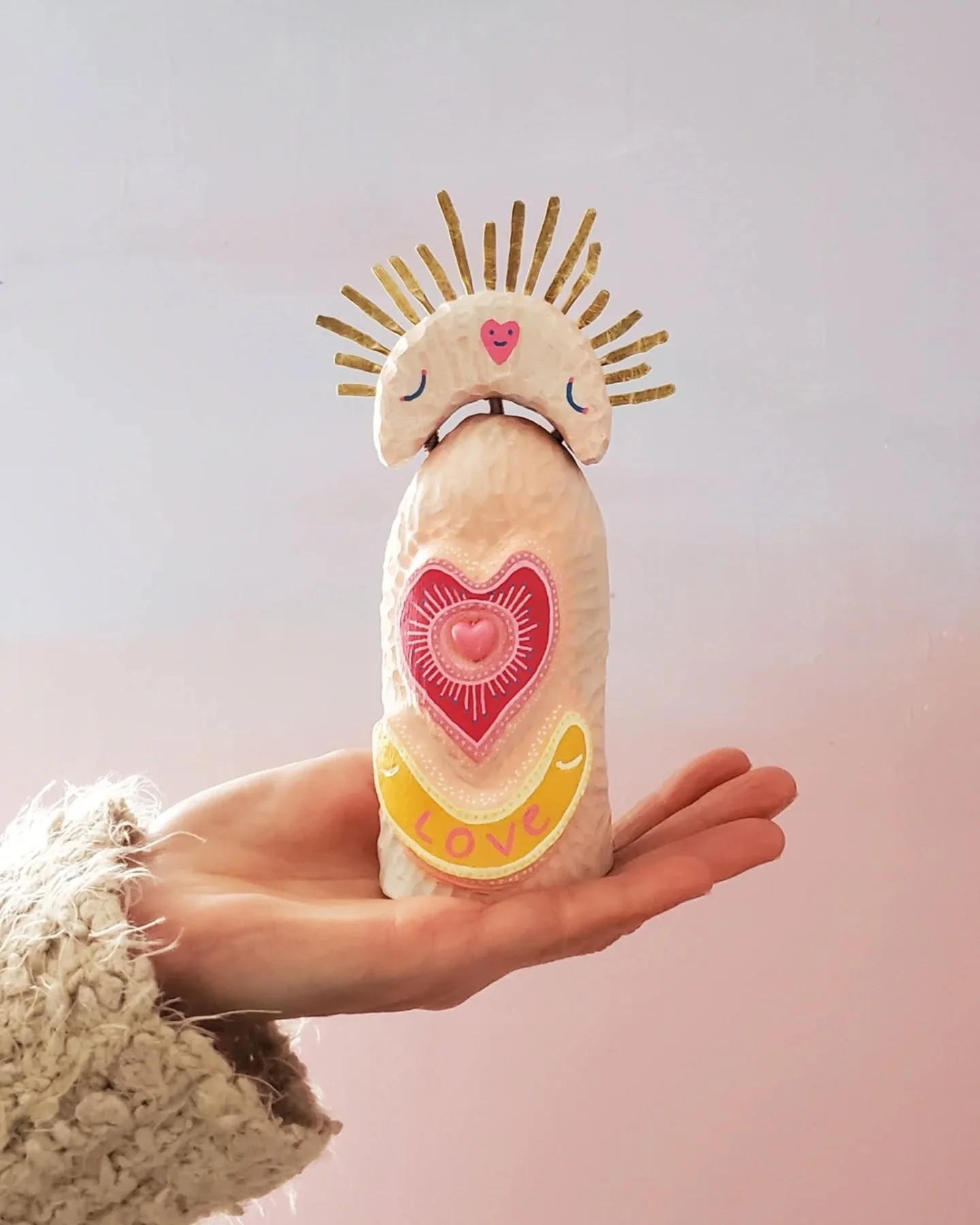 Mini-Totem-D&eacute;it&eacute; de l'amour 💗
Je n&rsquo;ai pas su identifier l&rsquo;essence de bois que j&rsquo;ai utilis&eacute;e pour cette nouvelle sculpture 🧐. En tout cas, ce bois provient de chez moi, d&rsquo;arbres qui sont tomb&eacute;s nat