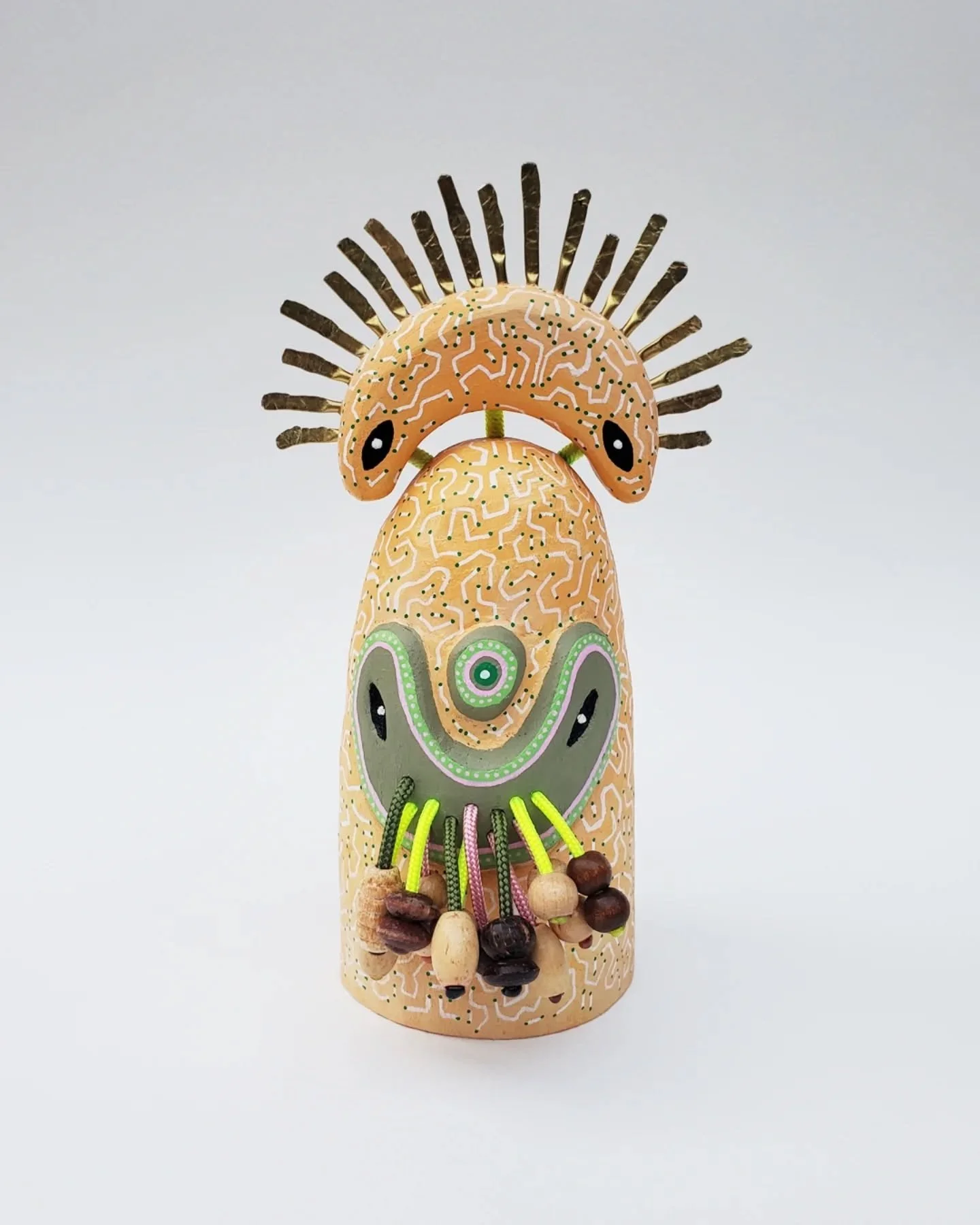 Mini-Totem n&deg;13 - S&eacute;rie D&eacute;it&eacute;s. 
Sculpture en bois de fr&ecirc;ne, laiton, cordes, perles vintage en bois, fil de nylon, acrylique.
15x6 cm.
