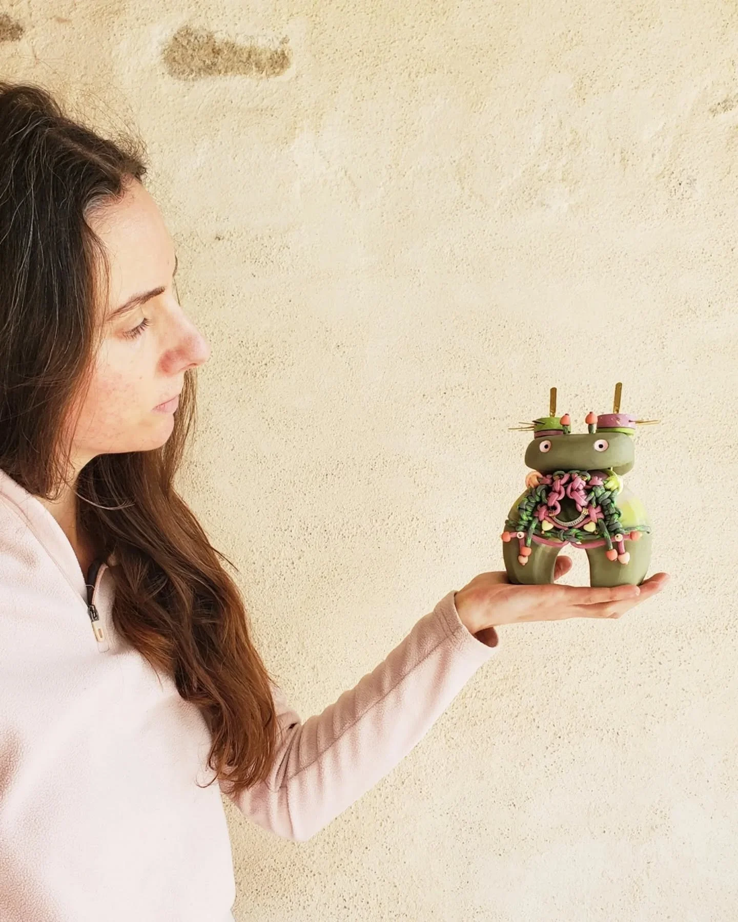 Avec ses multiples antennes, ce Totem-bestiole semble capter des trucs....quoi? On ne sait pas trop. 
//
With its many antennae, this totem-creature seems to be picking things up&hellip;what exactly? Nobody really knows.

#abstractart #contemporarysc