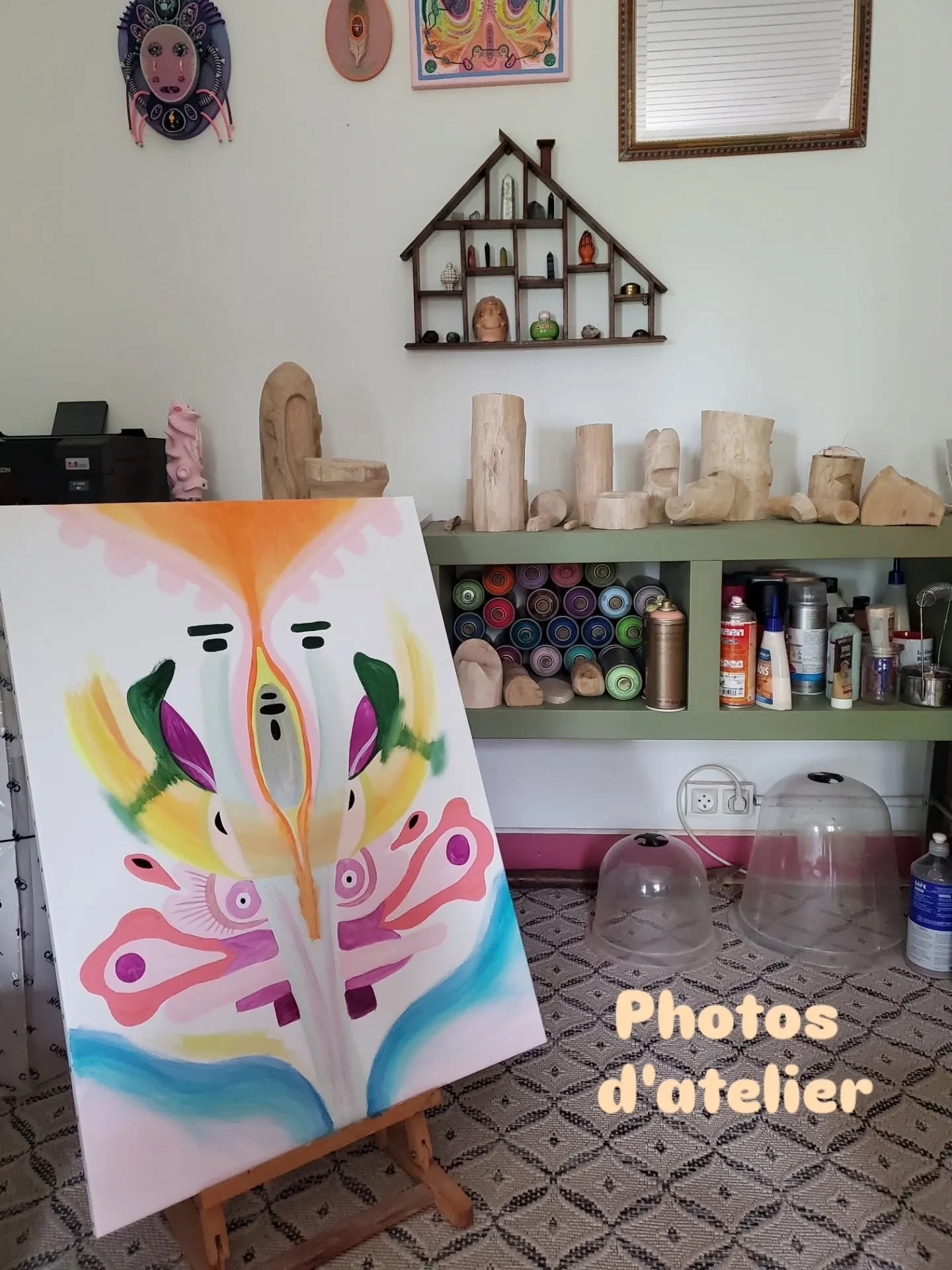 Quelques photos d'atelier, j'ai bient&ocirc;t termin&eacute; un nouveau totem 👁✨️ (petit aper&ccedil;u dans le slide 😉)