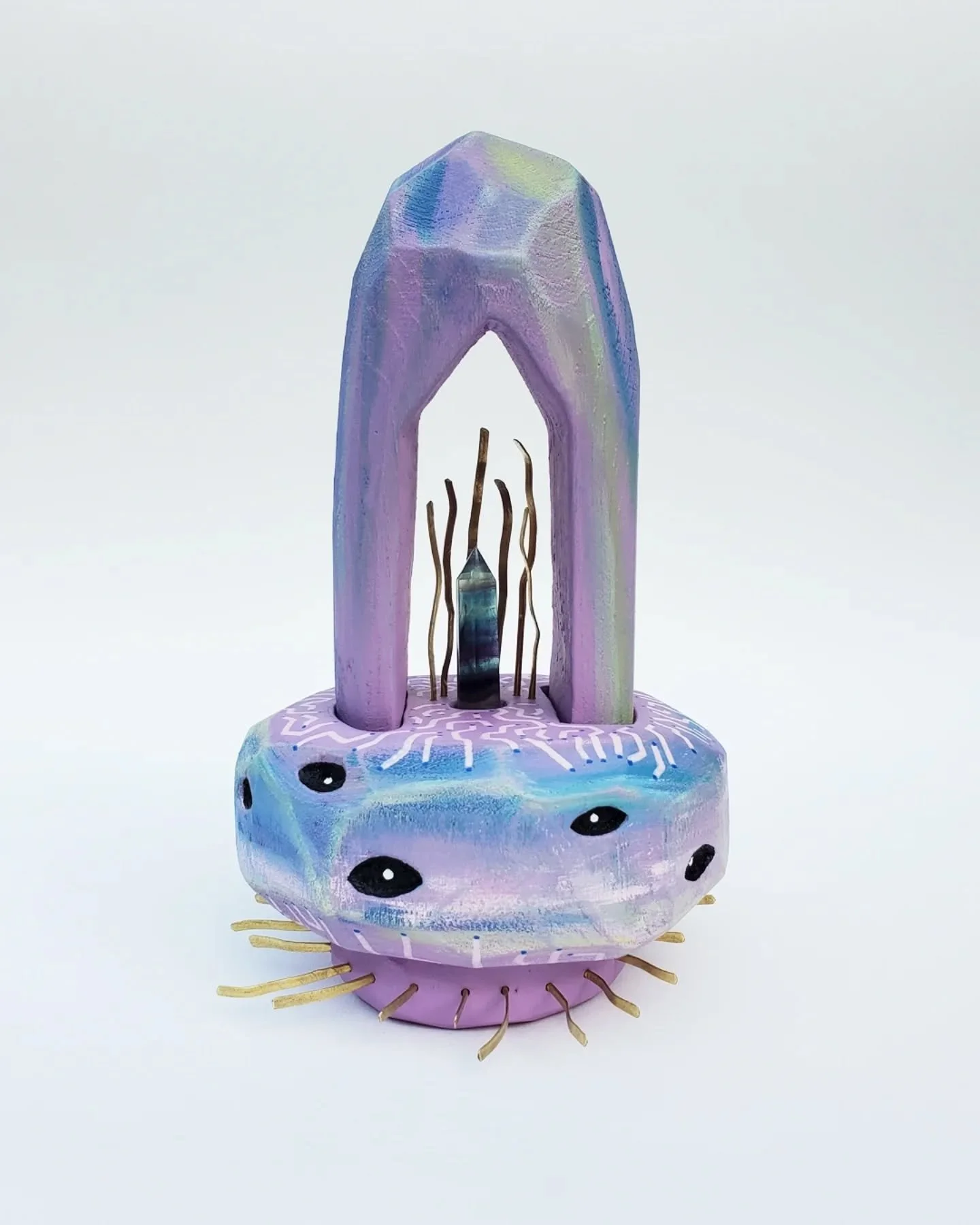 Entre totem, portail et vaisseau.
Sculpture en bois de fr&ecirc;ne et bouleau, pierre de fluorine, laiton, peinture acrylique, vernis mat.
24x11cm.
//
Between totem, portal, and vessel.
Sculpture made of ash and birch wood, fluorite stone, brass, acr