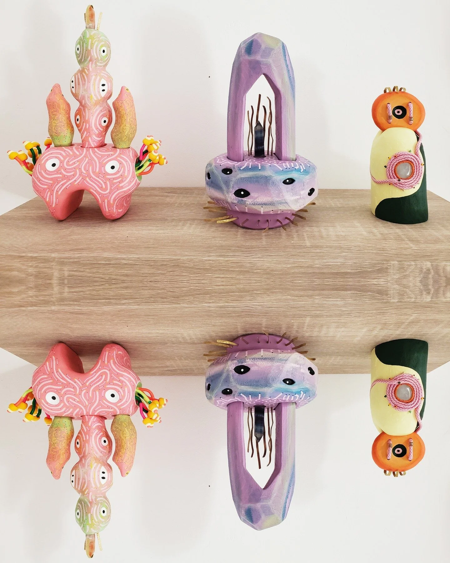 Totems contemporains: des pr&eacute;sences habit&eacute;es aux formes brutes et organiques, &agrave; la fronti&egrave;re entre cr&eacute;atures et objets symboliques. 
//
Contemporary totems: inhabited presences with raw, organic forms, at the inters