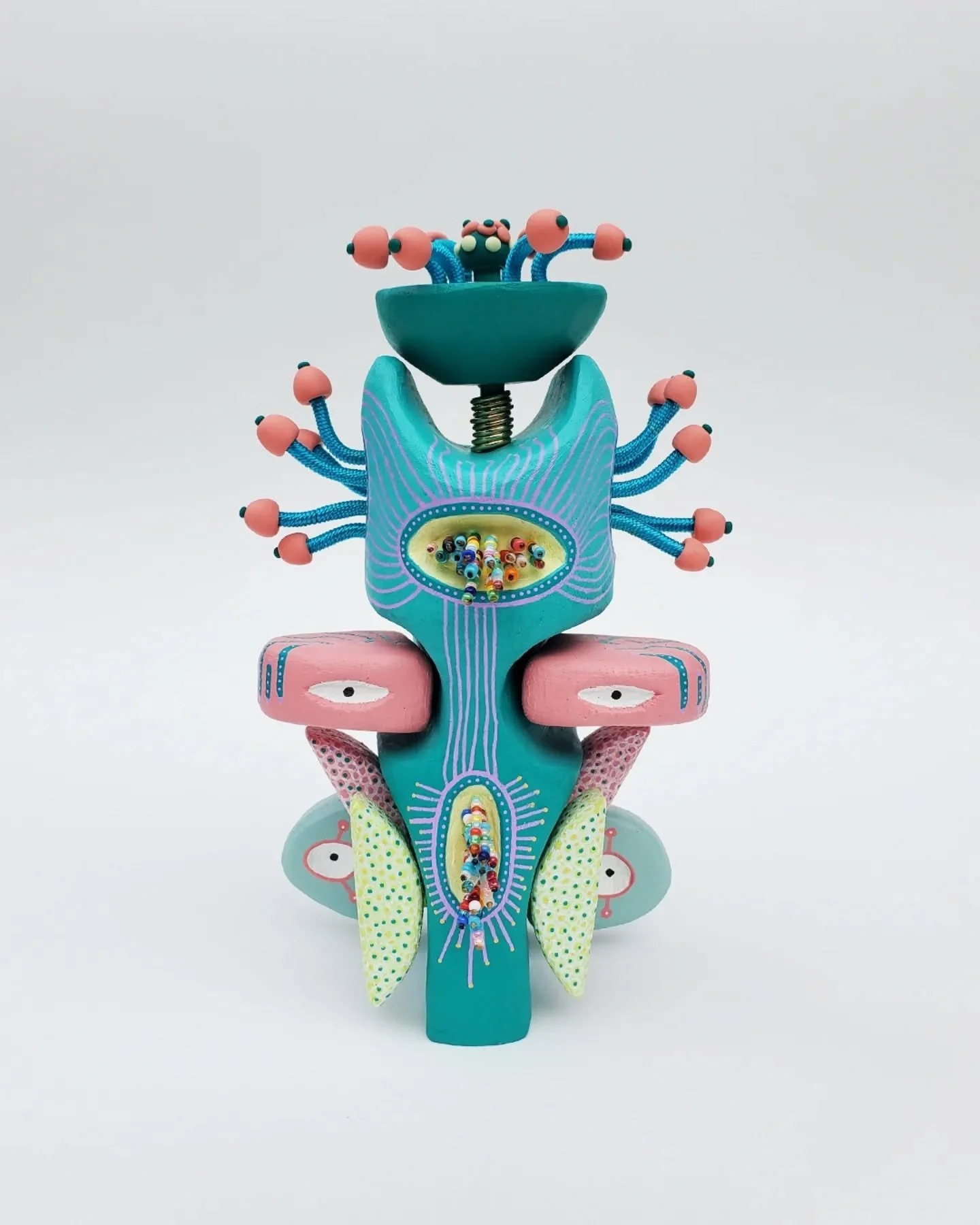 Totem Fleur - sculpture en bois de bouleau, perles de rocaille, cordes, fil de nylon, argile polym&egrave;re, anneaux plaqu&eacute; or, peinture acrylique, vernis mat. 19cm de haut.
//
Flower Totem &ndash; sculpture made of birch wood, rocaille beads
