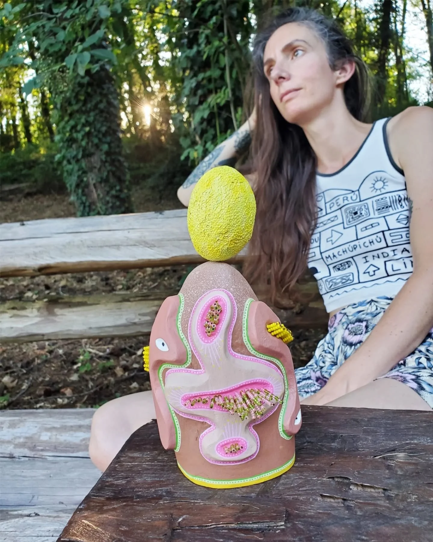 Totem n&deg;22 🍋 - Pendant que je sculptais cette pi&egrave;ce, je pensais &agrave; mon citronnier qui commence enfin &agrave; me faire des petits citrons. J&rsquo;allais parfois lui rendre visite pour admirer l&rsquo;&eacute;volution de ses fruits.