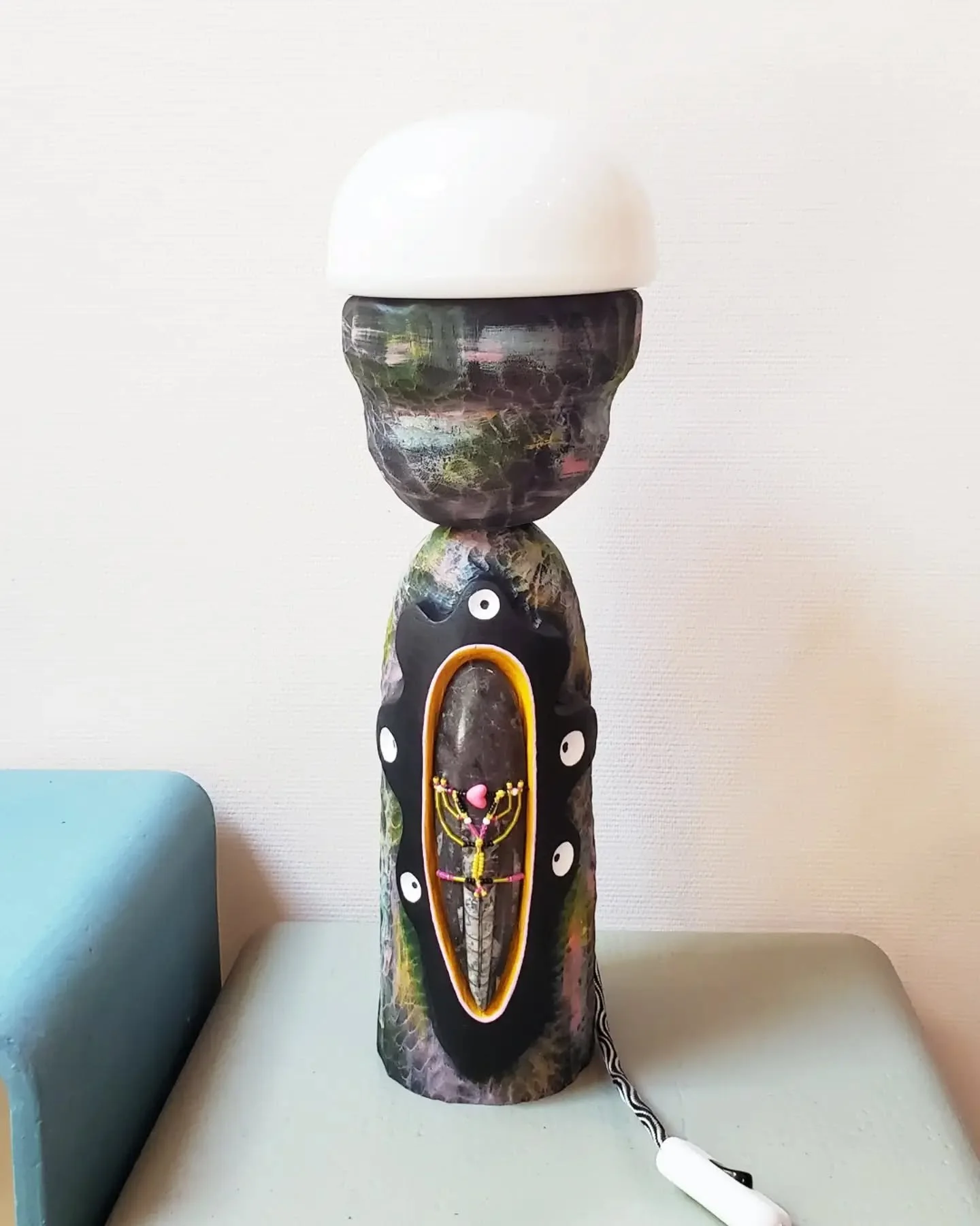 🌘 Le Veilleur de Nuit 🌒
La r&eacute;alisation de cette sculpture/totem/lampe a &eacute;t&eacute; un petit challenge, mais je suis trop contente du r&eacute;sultat. Je n'ai pas compt&eacute; le nombre d'heures, mais il y en as beaucoup!! 
Elle est r