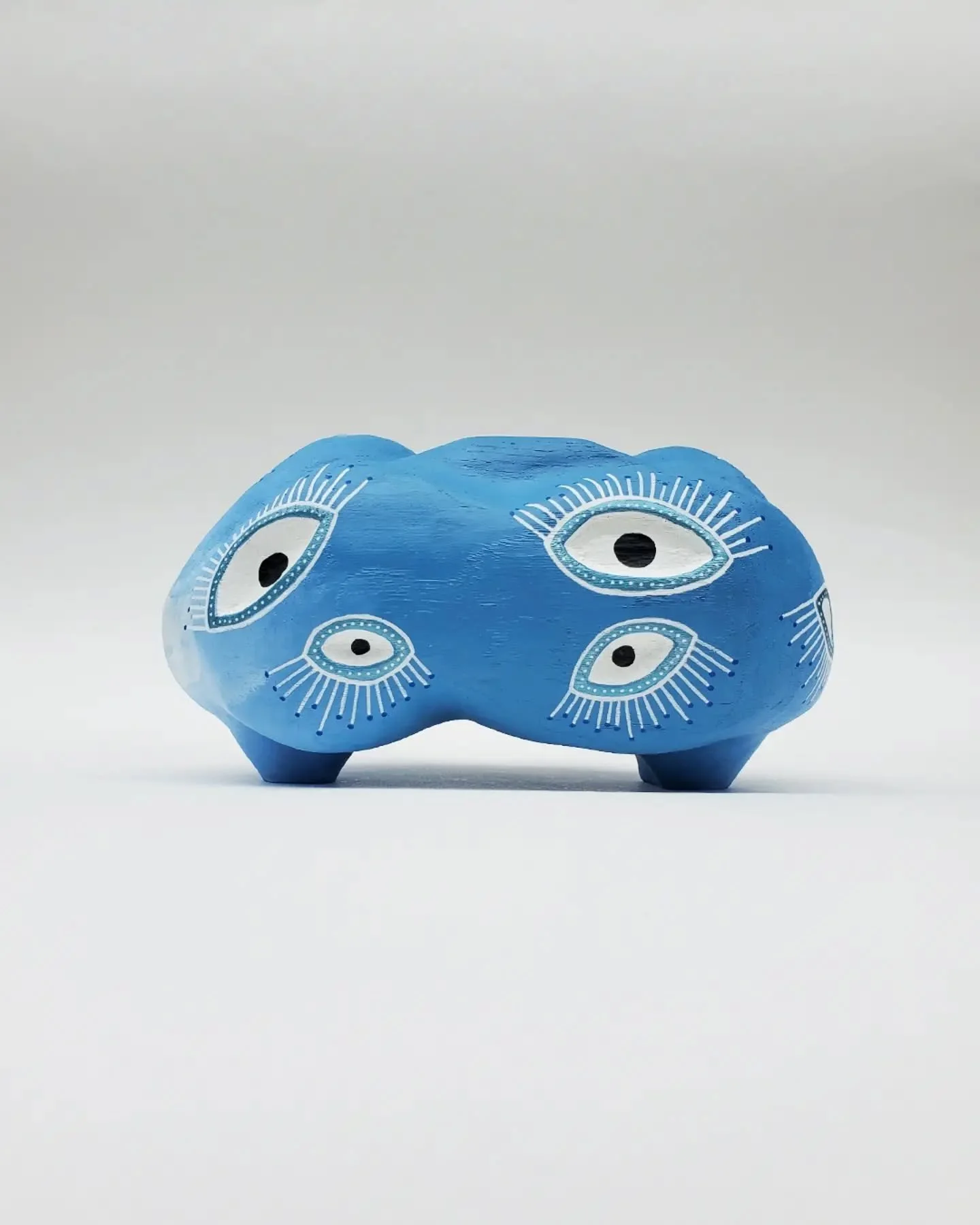 ☁️☁️☁️👁👁👁
Bois de bouleau &amp; peinture acrylique 
//
Birch wood &amp; acrylic paint

Length: 18 cm, width: 10 cm, height: 10 cm.

Available 👉 www.celineh2o.com