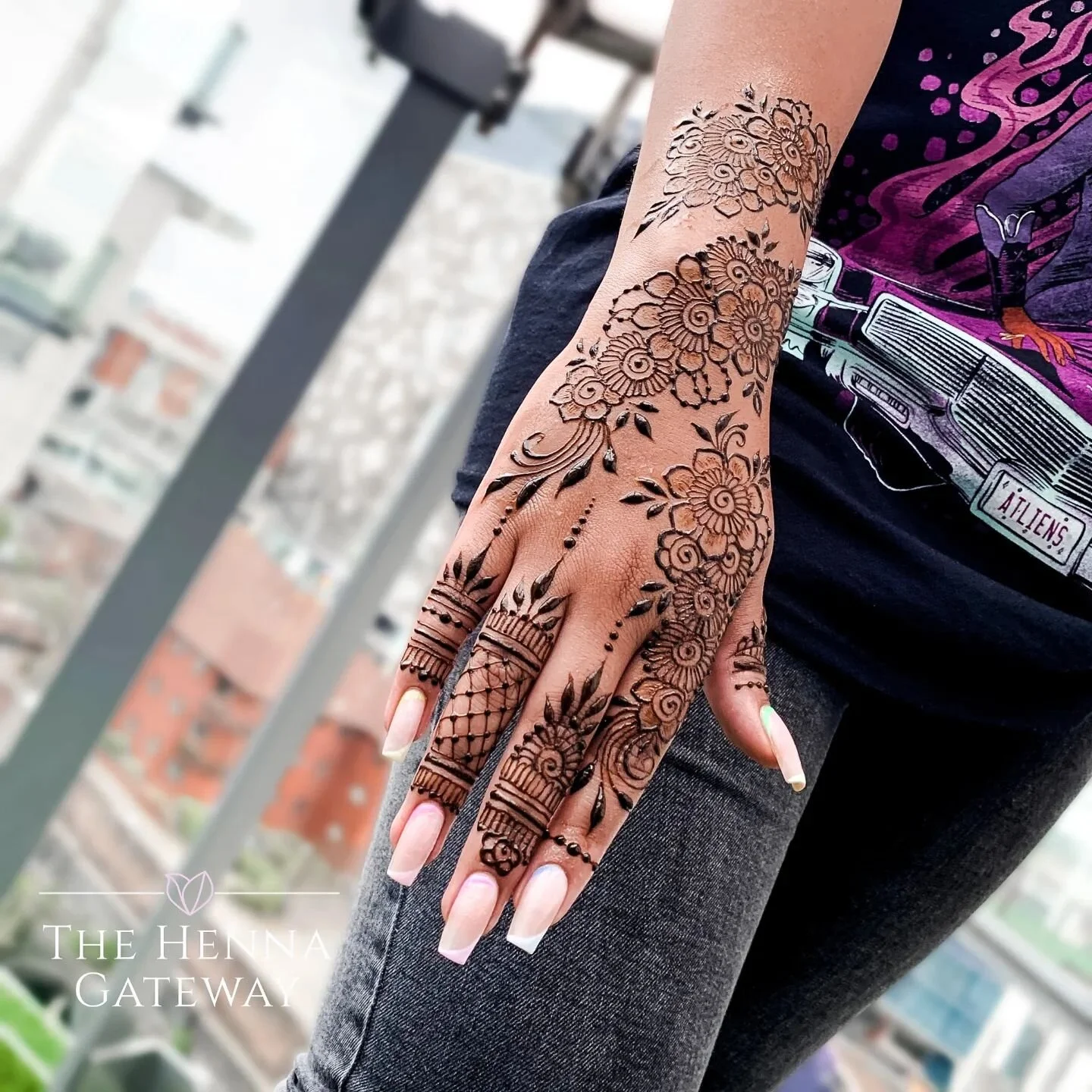 When a shopping trip to Bullring turns into a henna-treat-yourself session! 
While last minute bookings aren't always available due to pre-bookings, there's no harm in picking the phone up and trying🤍
Got to meet and adorn the lovely @danisha.kgill 