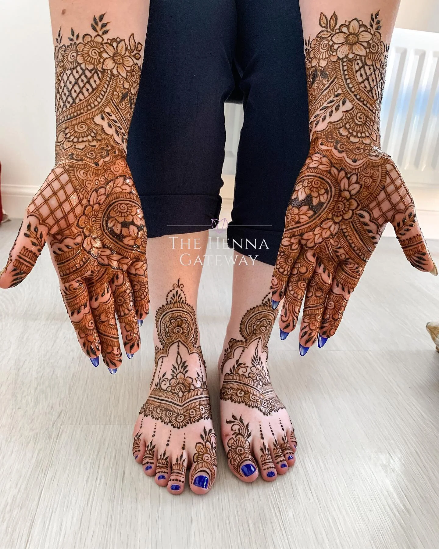 An Enchanted Garden💙Even though I had sketched out this custom bridal henna design for Ellen, she refused to see it! She trusted me throughout and her energy made this bridal session SO much fun! 
Ellen wanted a floral wraparound design and had sent