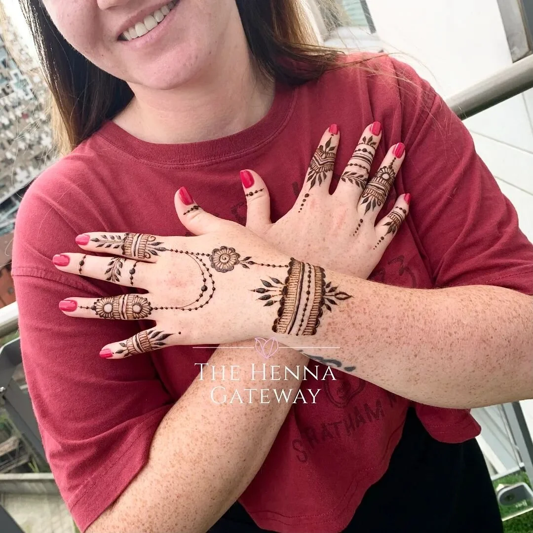 Vacation ready🌞 Molly's minimal look! 🤍

Left hand design inspo: @henna.chm

Specialised in Organic body art to celebrate your next event, milestone or simply to treat yourself.

Offering individual &amp; mobile henna appointments for bridal, mater