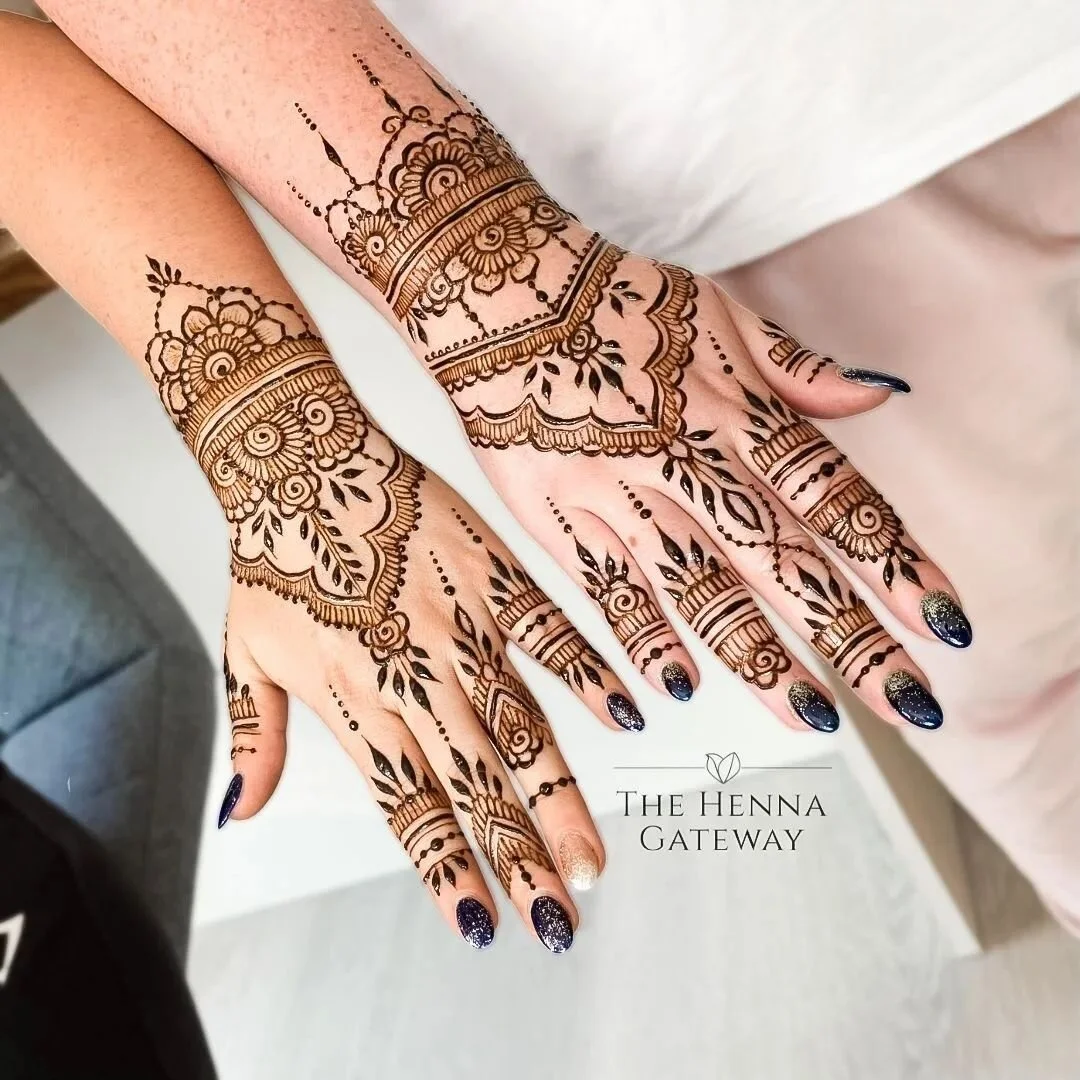 Bridesmaids&rsquo; Glam-Check✔️
A freestyle session for the maid-of-honour and sister of the bride! As the bride&rsquo;s back hand bridal mehndi followed the same dome-like shape, I gave the bridesmaids the same look but simplified. Love how the patt