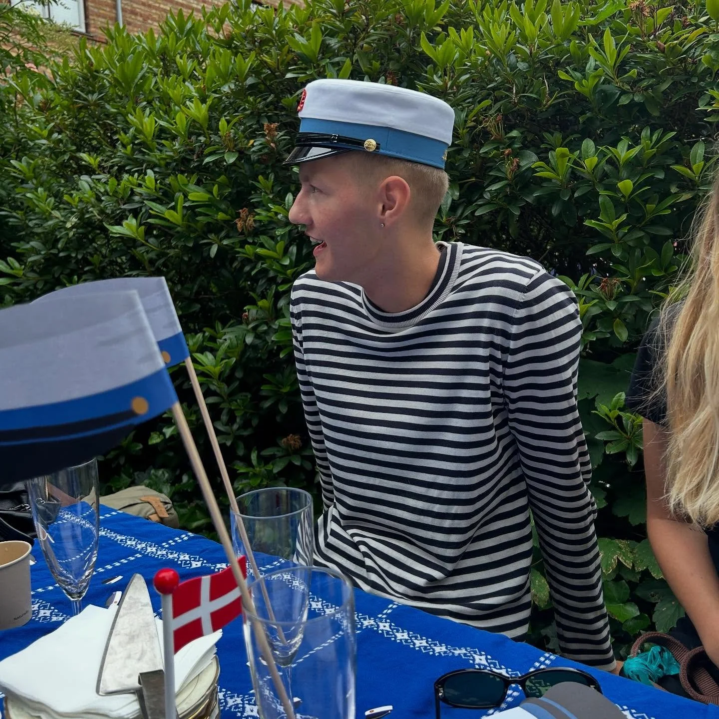 Grundet at vores kære kollega, søn og bror bliver student 🎓 holder Villa lukket fredag d. 27/6 – der står nemlig dimission og vogntur på programmet 🥳
Vi ses igen lørdag! 💙