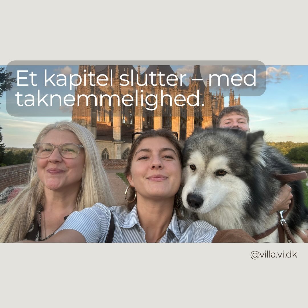 🌿 Et kapitel slutter – med taknemmelighed 🌿
For fire år siden åbnede vi dørene med visionen om at skabe et levende og imødekommende sted på hjørnet, der havde stået tomt i årevis. Det hele be