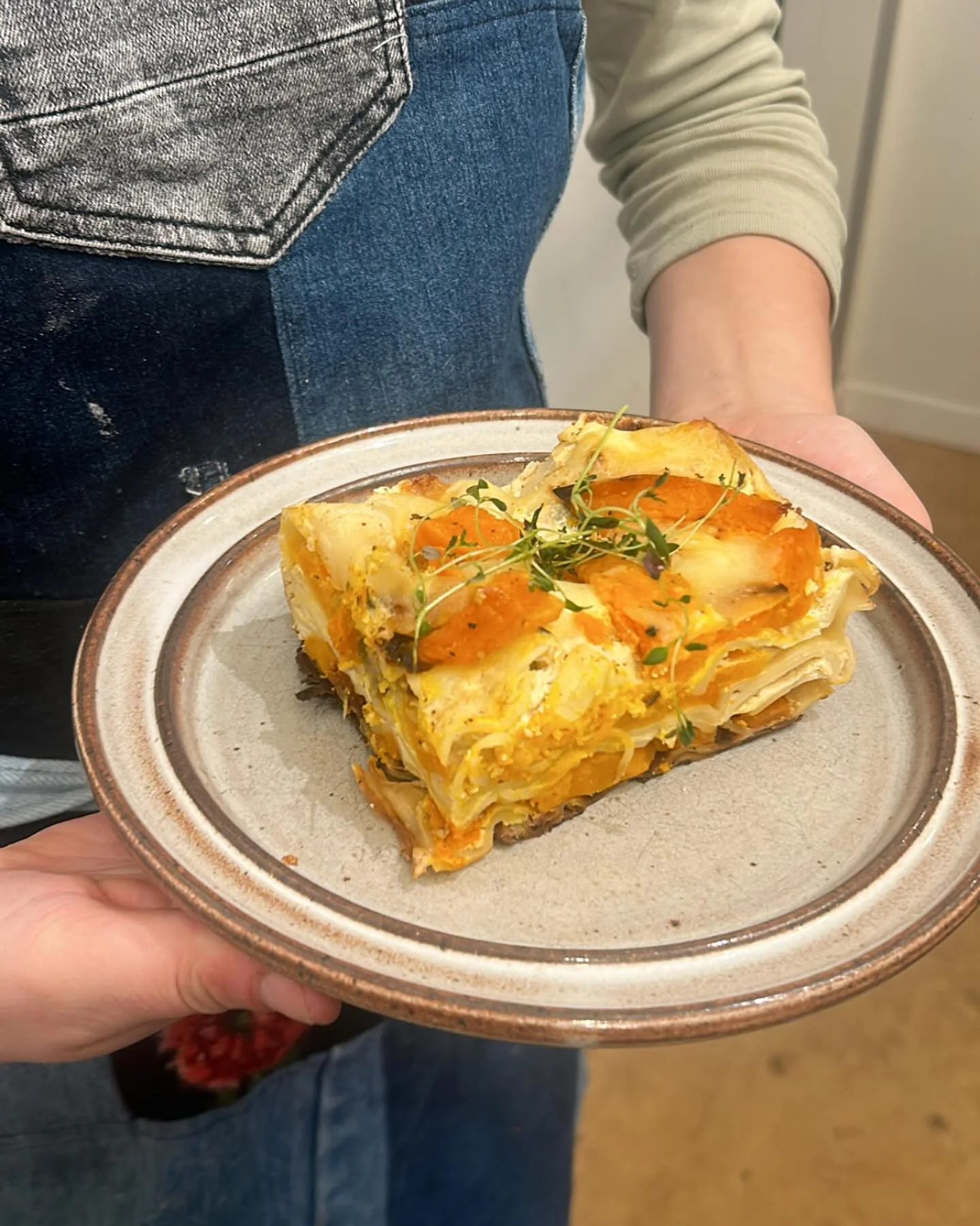 ✨ Nyhed hos Villa Vi ✨
Vi sælger vores lækre hjemmelavet Græskar-Lasagne 🎃 denne fredag, lørdag og søndag – så længe lager haves! 
🍂 Græskar-Lasagne serveres med:
🥗 Frisk salat
🧄 Hvidl&osla