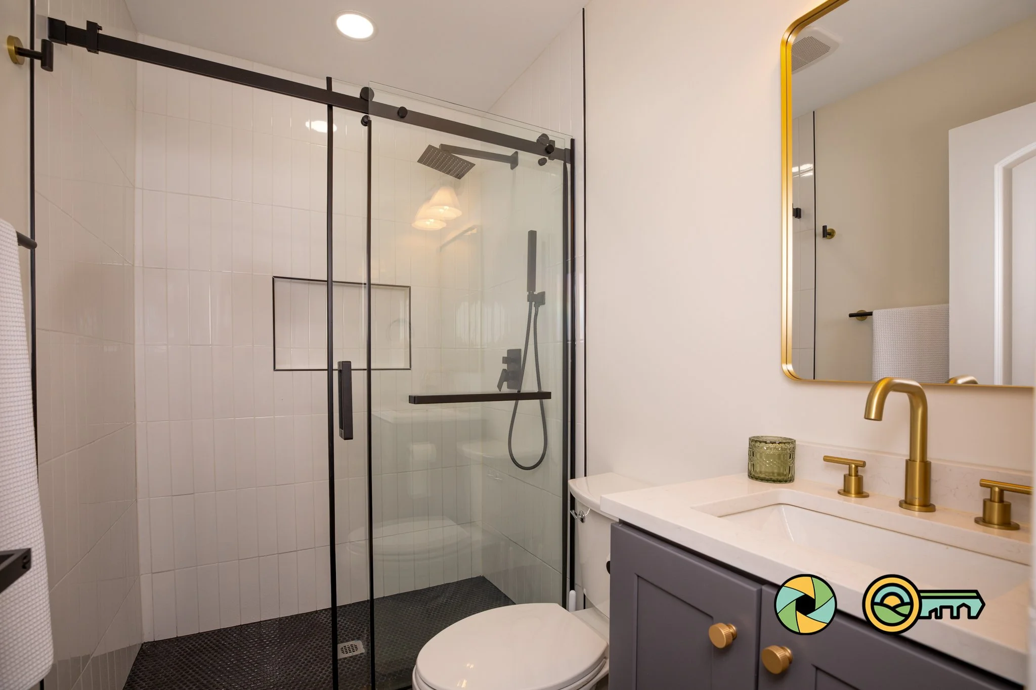 31 Upstairs Full Bath _Q6A0240-Edit.jpg