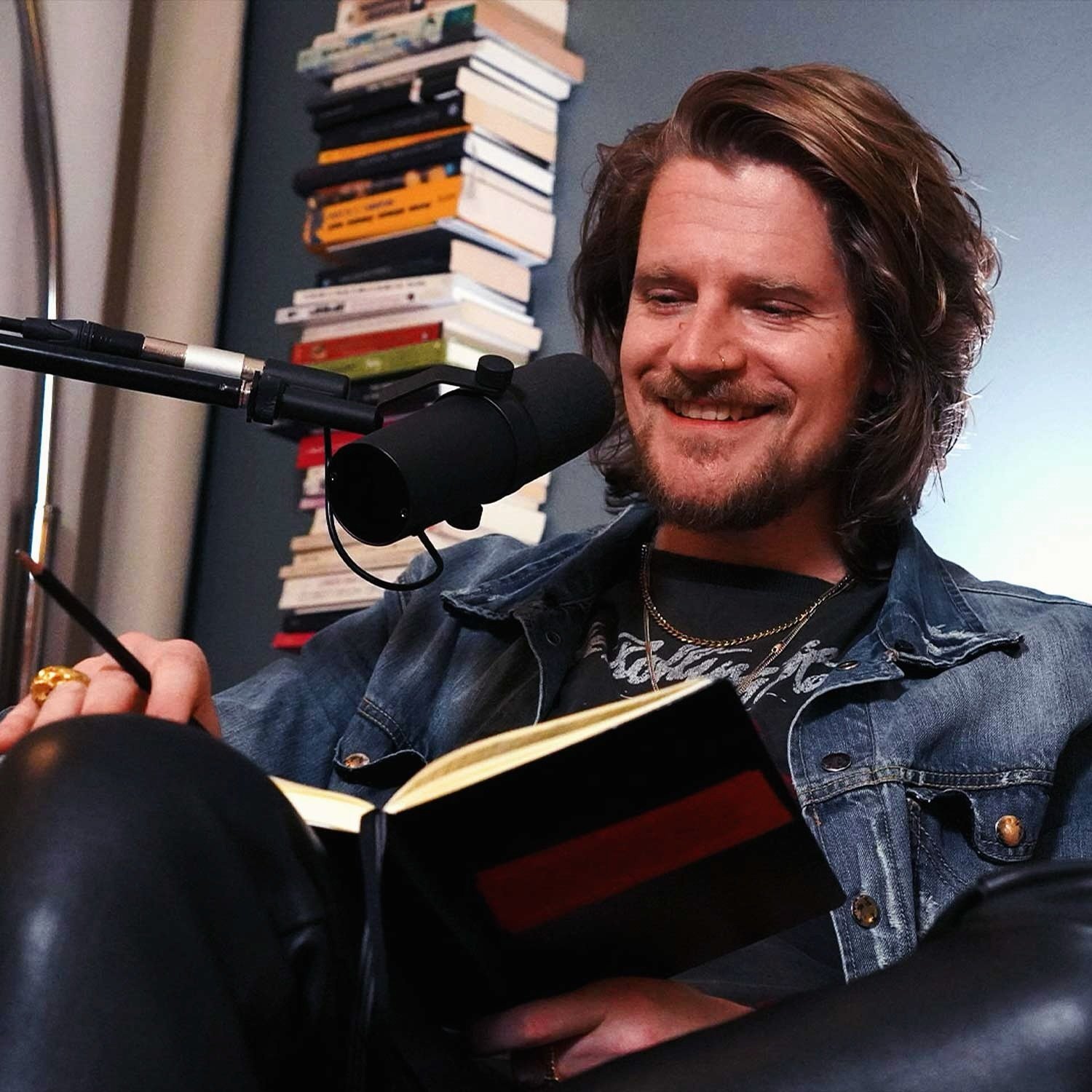 Share your voice. Your ideas. Your stories. 
Over the last decade, podcasting has become an important creative outlet for me. Something between public journaling, contemplating pop culture and audio documentaries. I met amazing people that became col