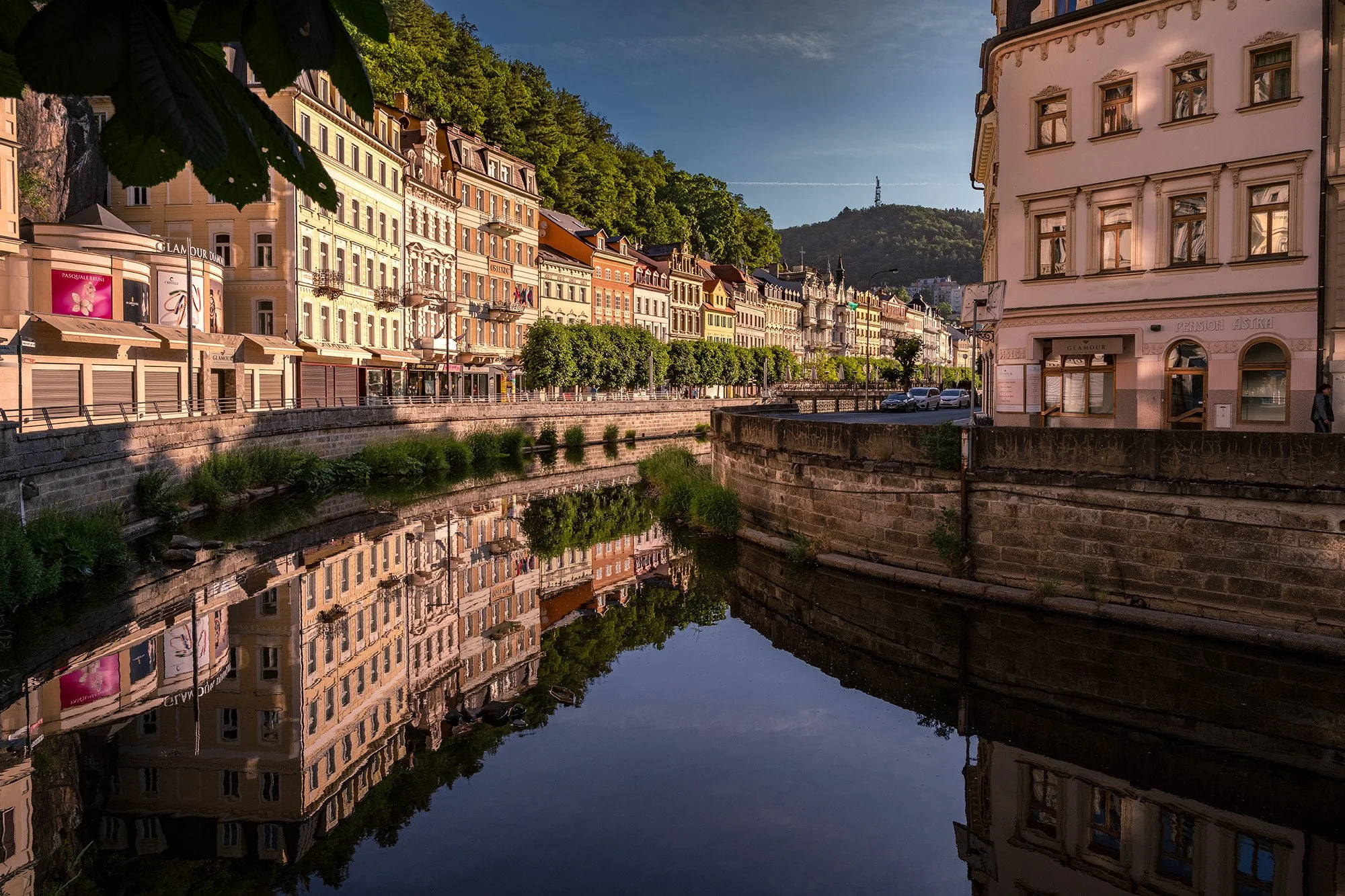Tschechien_Karlsbad_Altstadt_Spiegelung_06_2022_BOLLMANN-BF_web.jpg