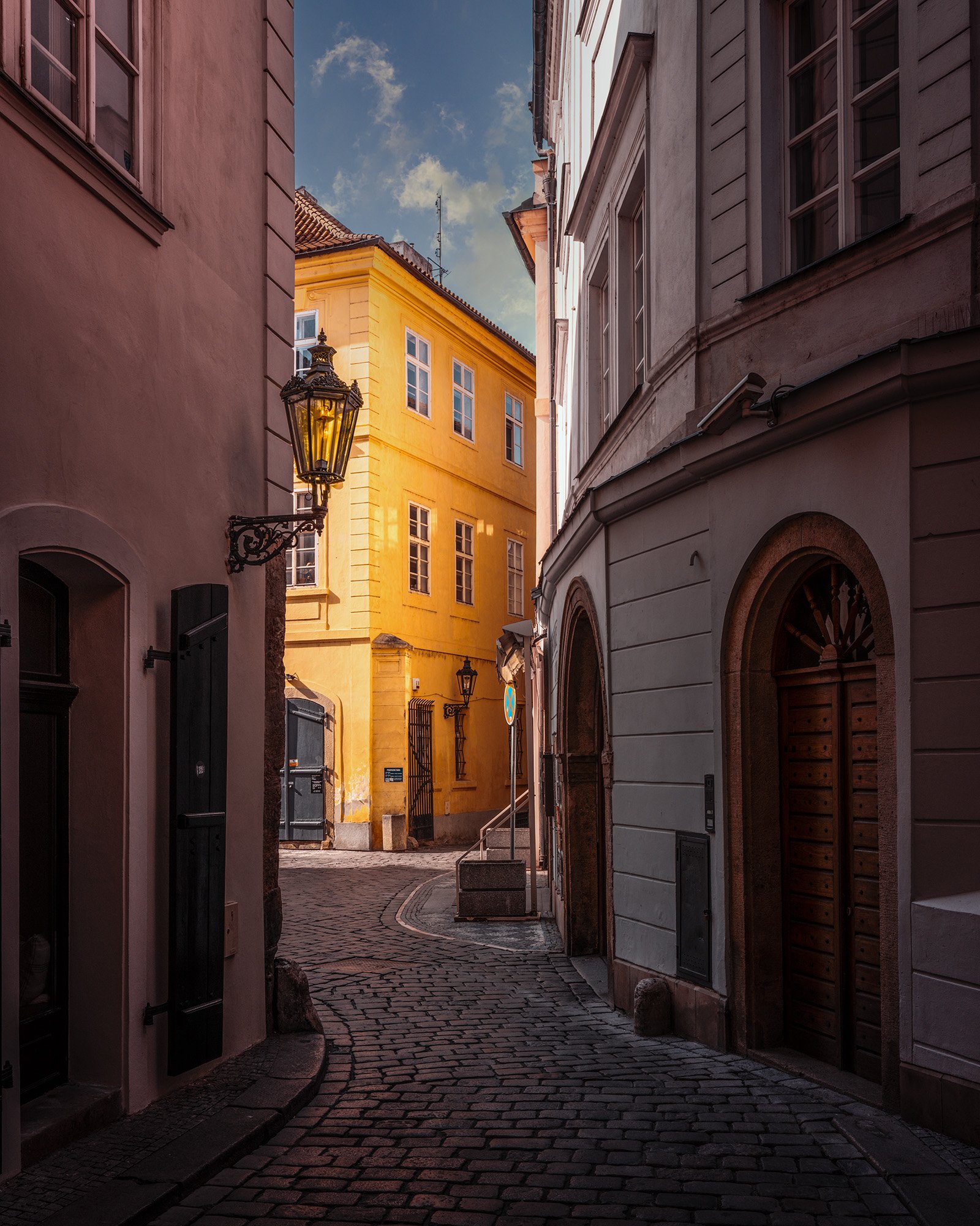 Tschechien_Prag_Gasse_LaterneV1_gelbesHaus_BOLLMANN-BF_web.jpg