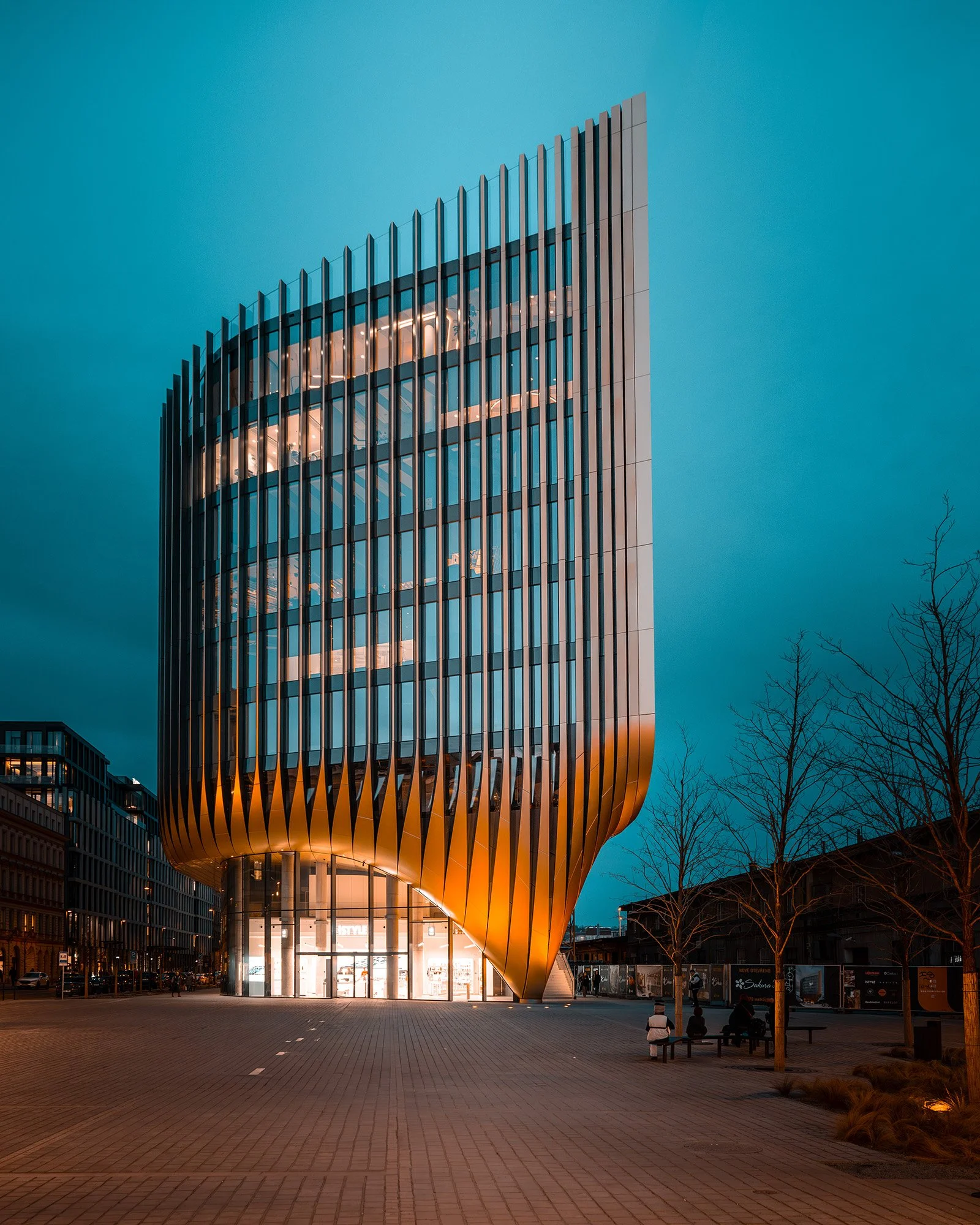 Tschechien_Prag_Buerogebaeude_blaueStunde_orange_teal_BOLLMANN-BF_web.jpg