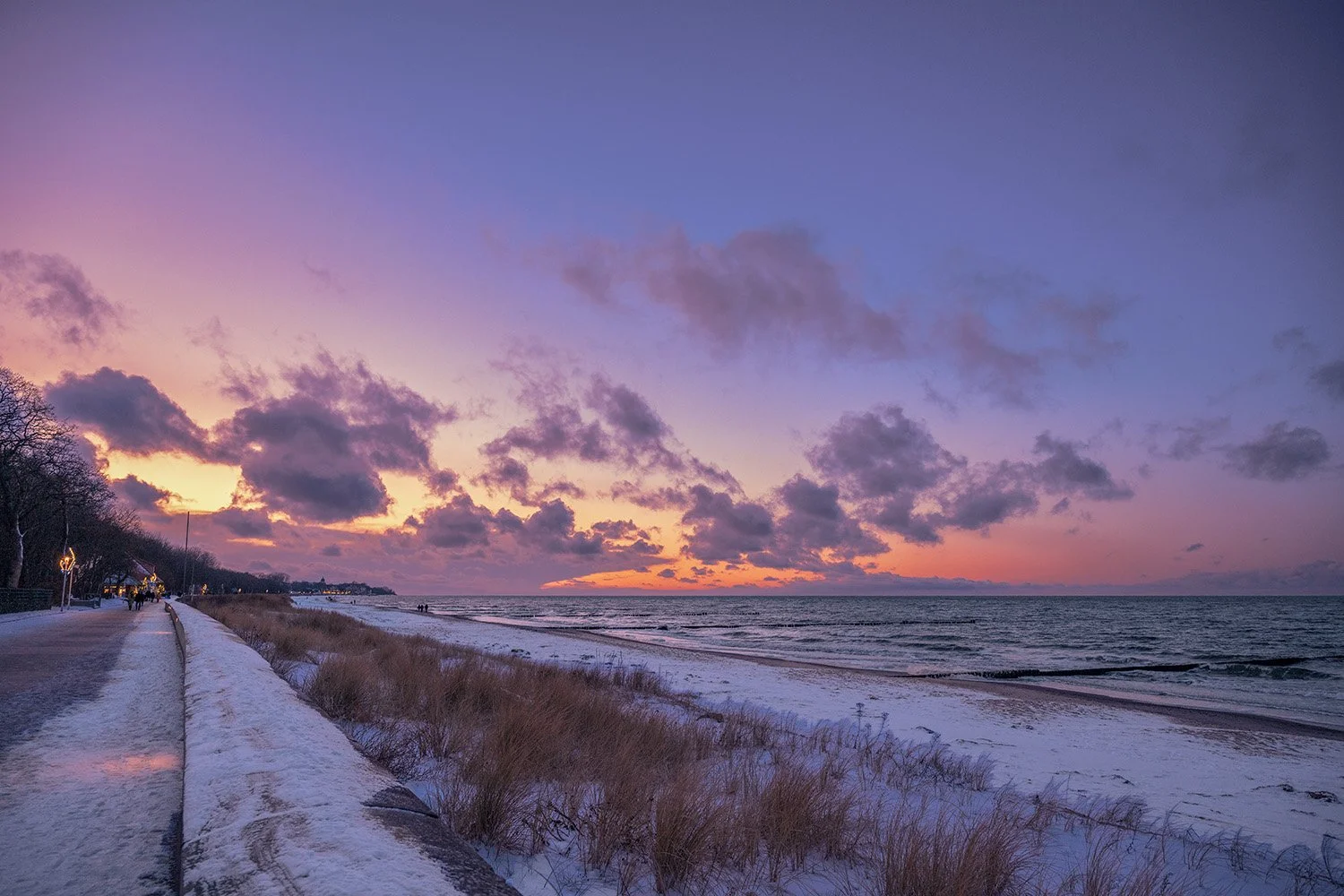 Abendspaziergang auf der Promenade in Kühlungsborn - Blaue Stunde