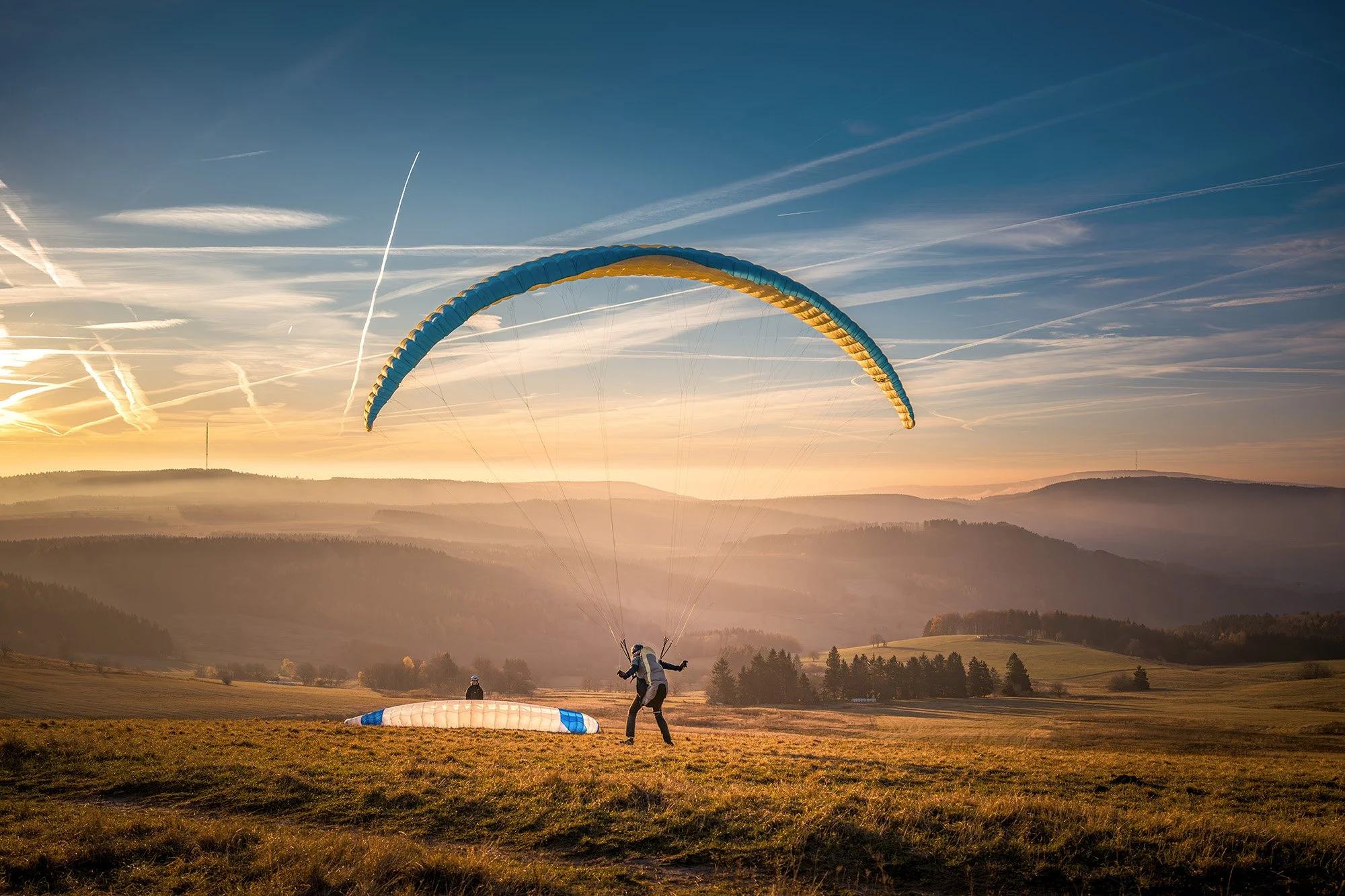 Hessen_Wasserkuppe_Sonnenaufgang_Paraglider1_BOLLMANN-BF_web.jpg